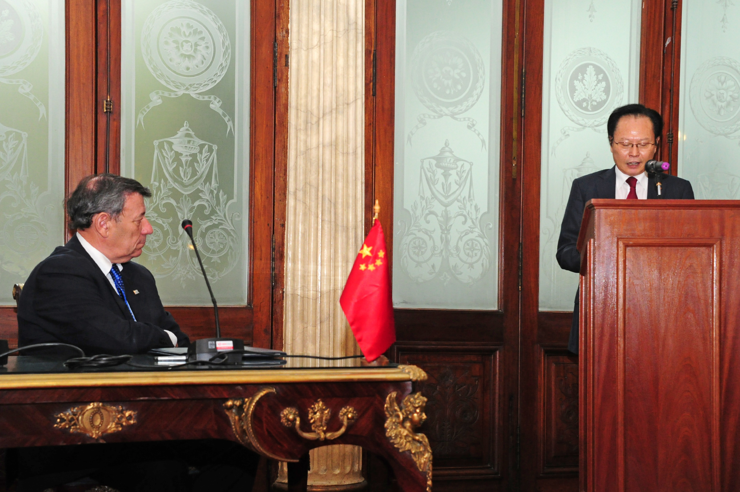 Embajador de China en Uruguay, Yan Banghua, dirigiéndose a los presentes