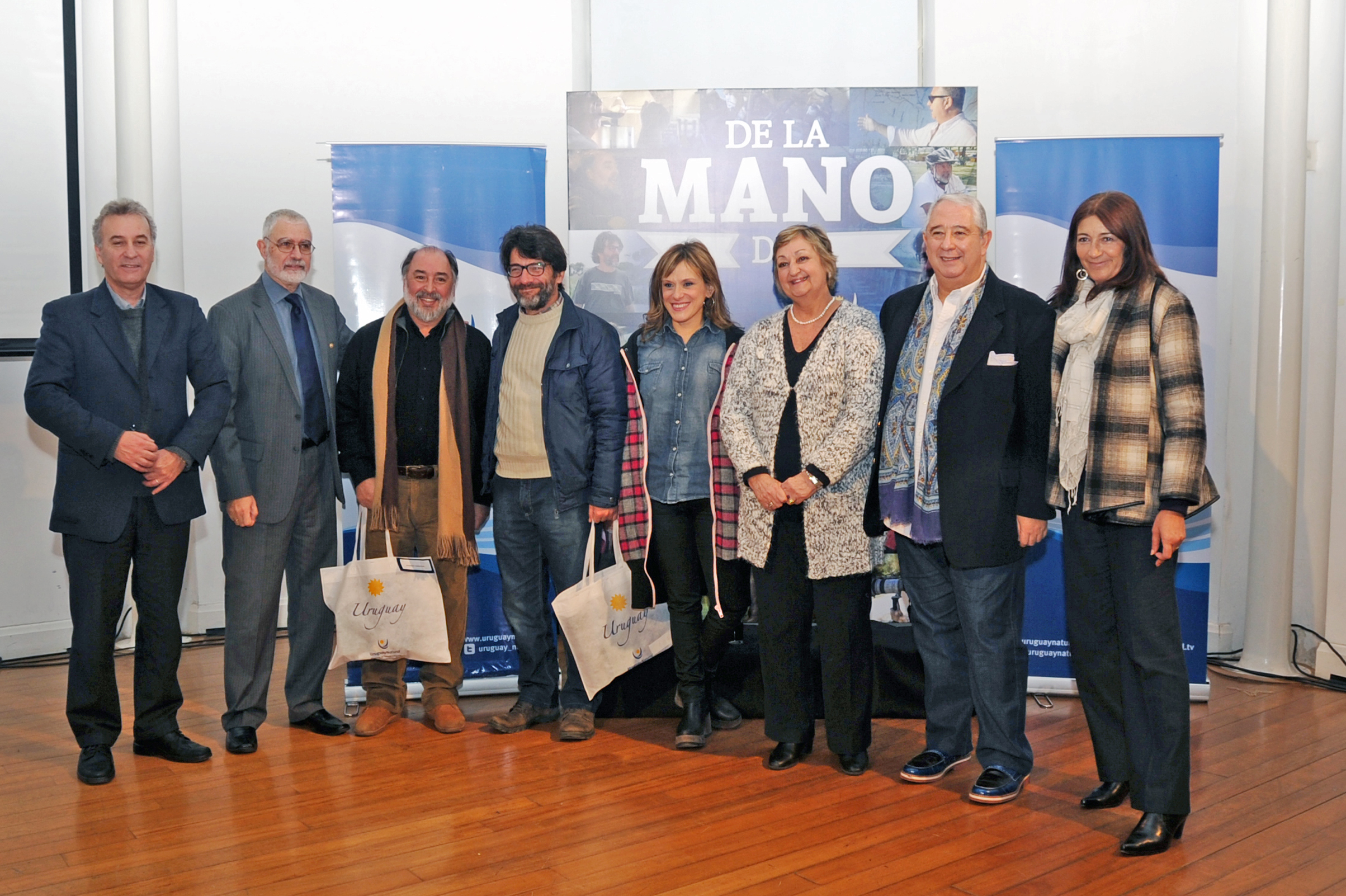 Autoridades del Ministerio de Turismo junto a personalidades que participarán del primer ciclo
