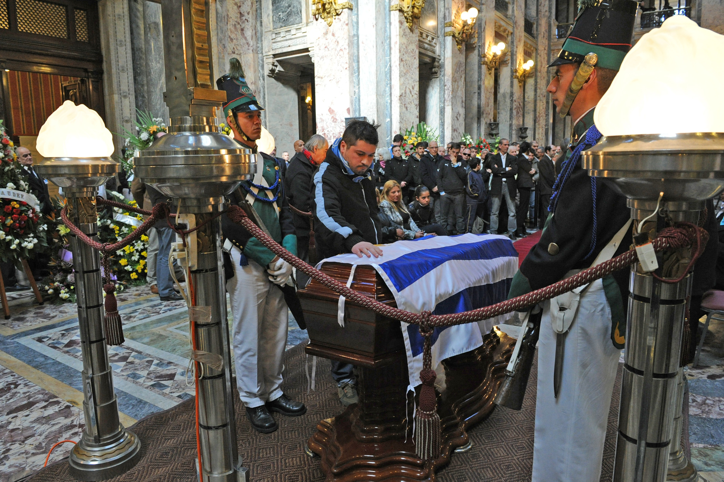 Despedida fúnebre de Alcides Eduardo Ghiggia en el Salón de los Pasos Perdidos