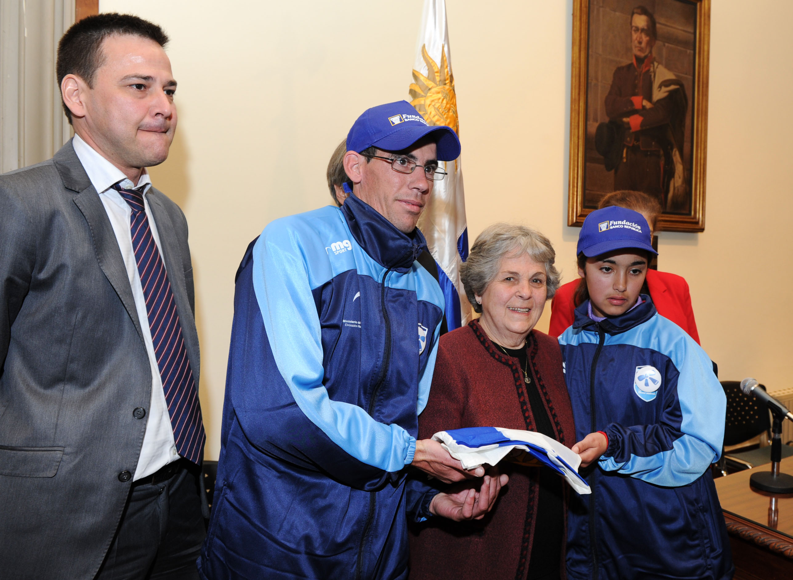 María Auxiliadora Delgado haciendo entrega del Pabellón Nacional