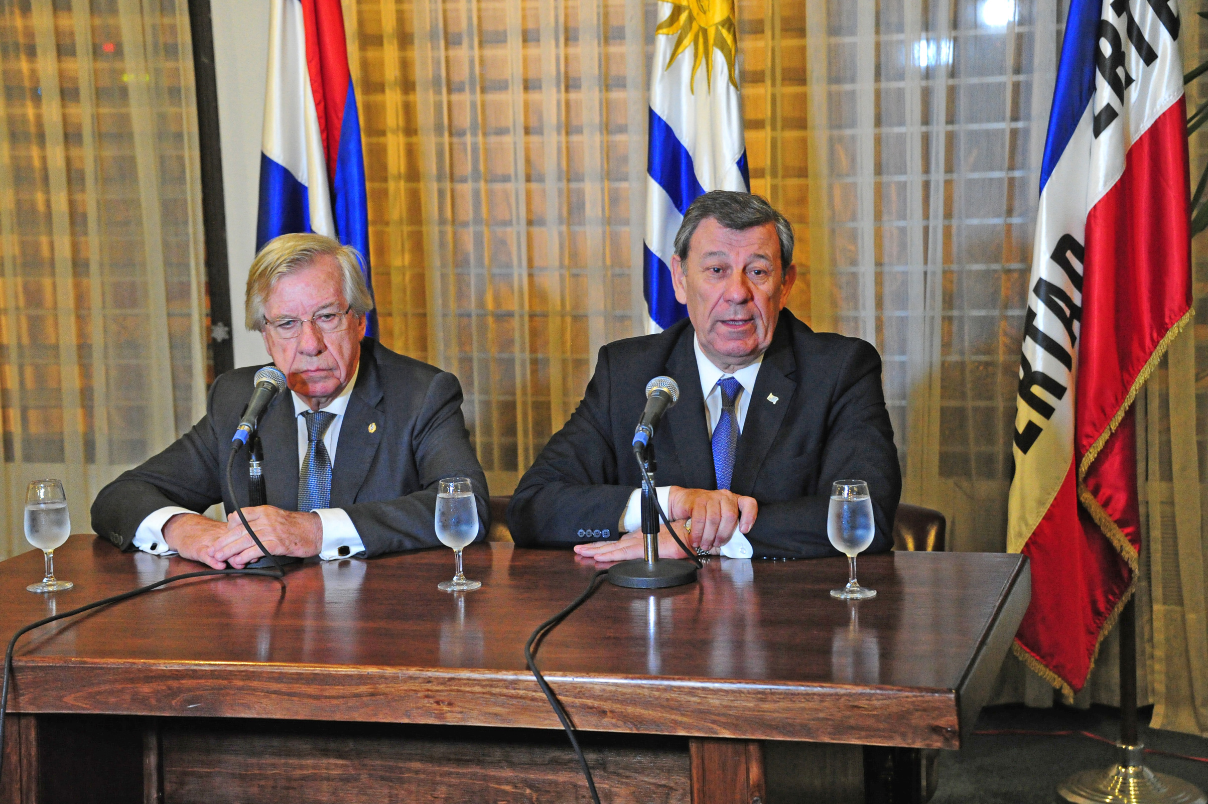 Ministros Danilo Astori y Rodolfo Nin Novoa, durante la conferencia de prensa
