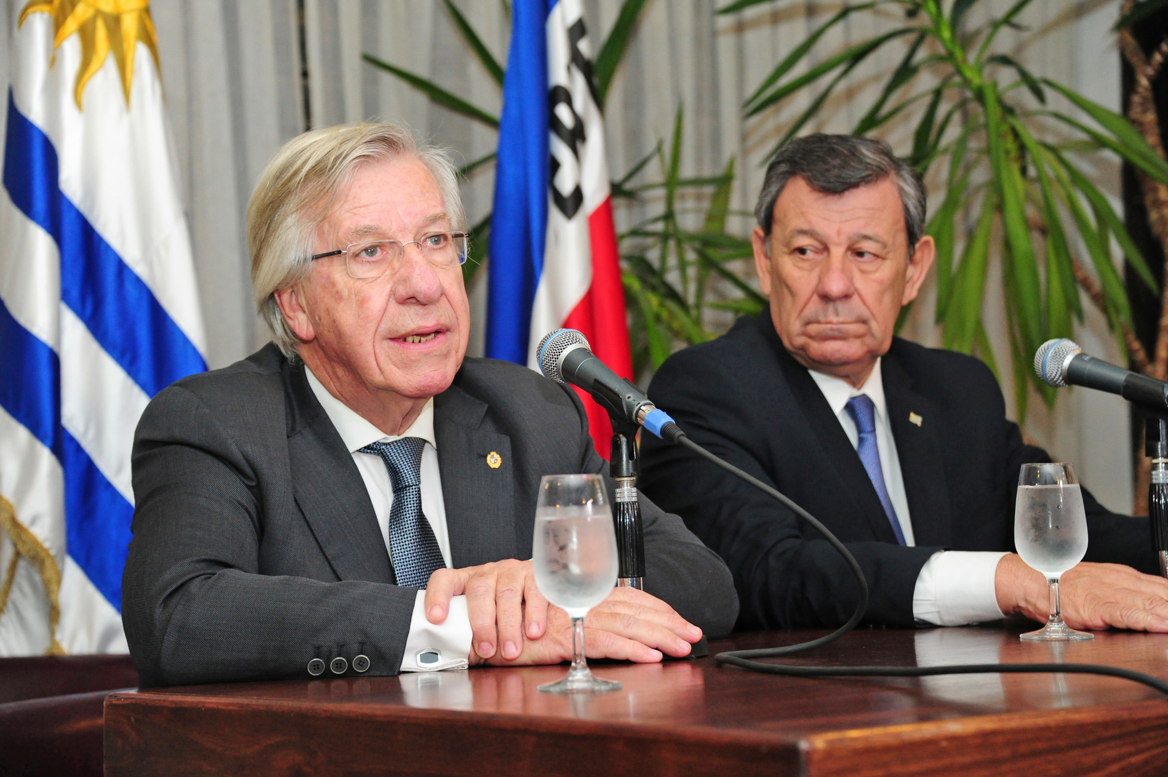 Ministros Danilo Astori y Rodolfo Nin Novoa, durante la conferencia de prensa