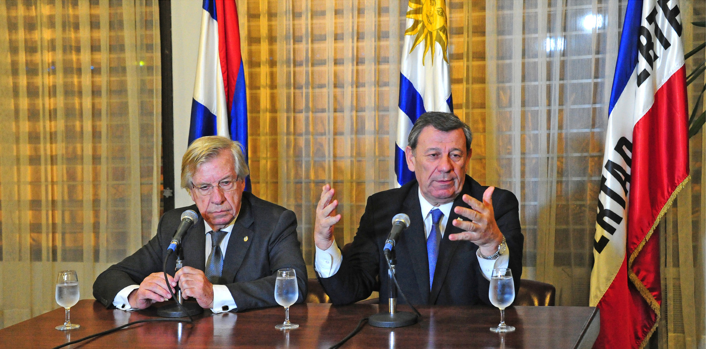Ministros Danilo Astori y Rodolfo Nin Novoa, durante la conferencia de prensa