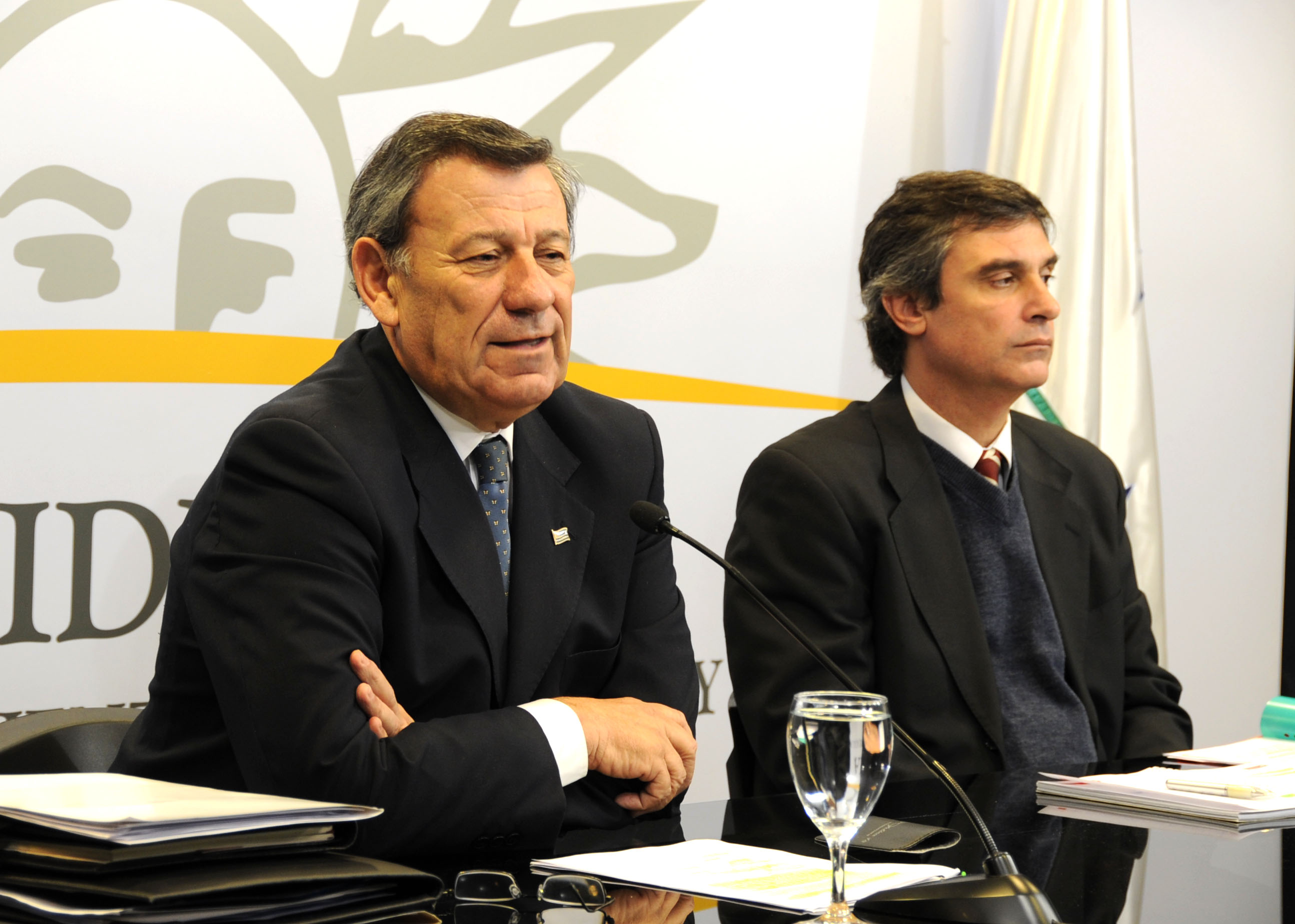 Álvaro García y Nin Novoa en conferencia de prensa luego del Consejo de Ministros