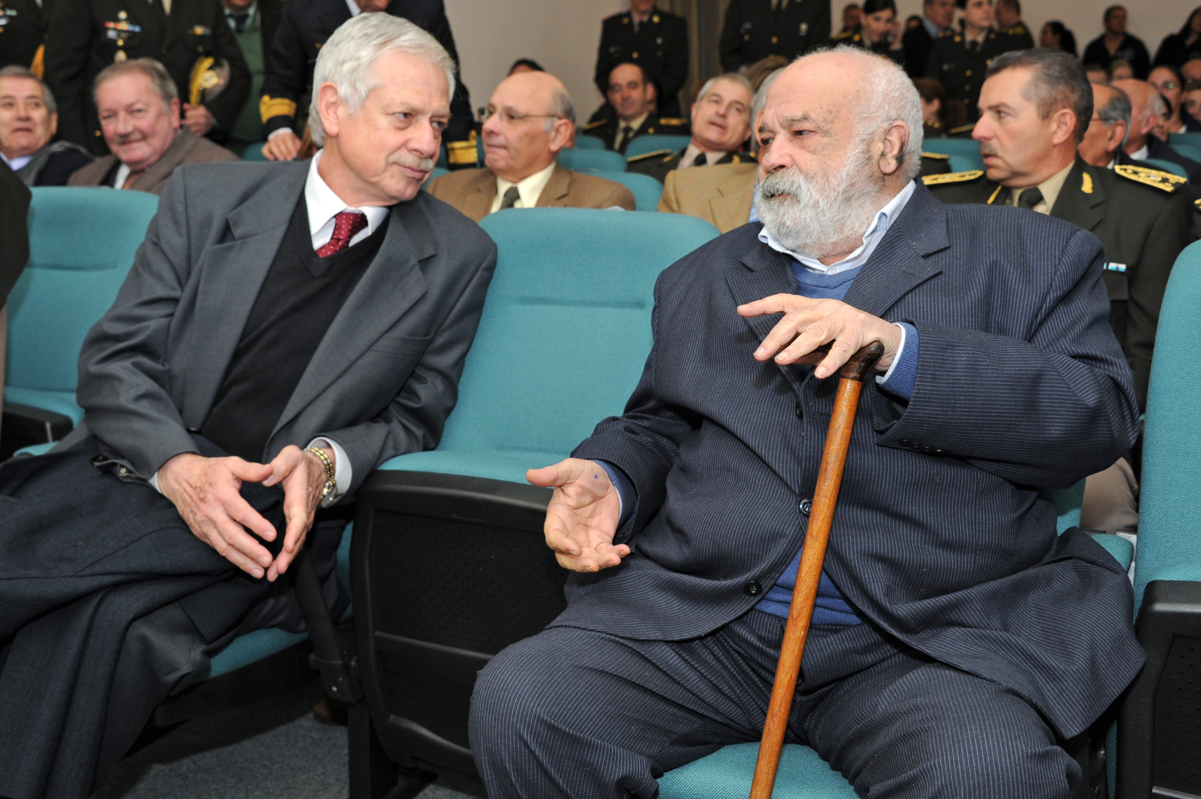 Ministro de Salud Pública, Jorge Basso, en diálogo con el ministro de Defensa Nacional, Eleuterio Fernández Huidobro