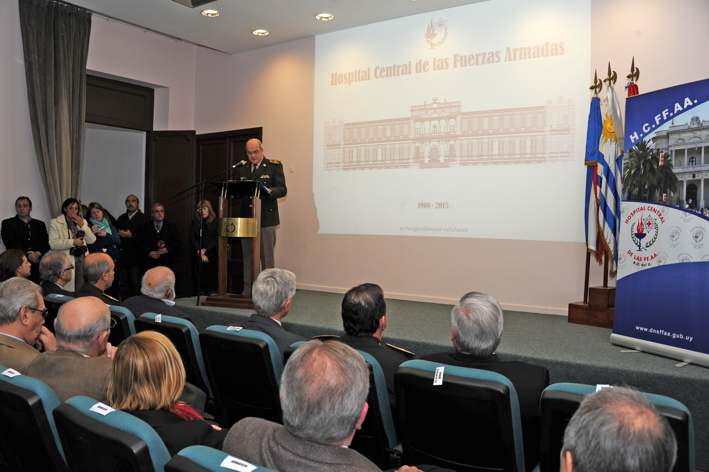 Director del Hospital Central de las Fuerzas Armadas, José L.Olivera, dirigiéndose a los presentes
