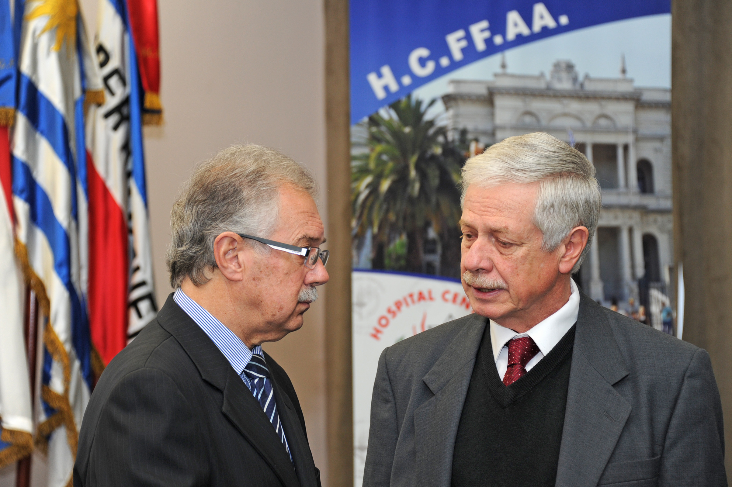 Subsecretario de Defensa Nacional, Jorge Menéndez, en diálogo con el ministro de Salud Pública, Jorge Basso