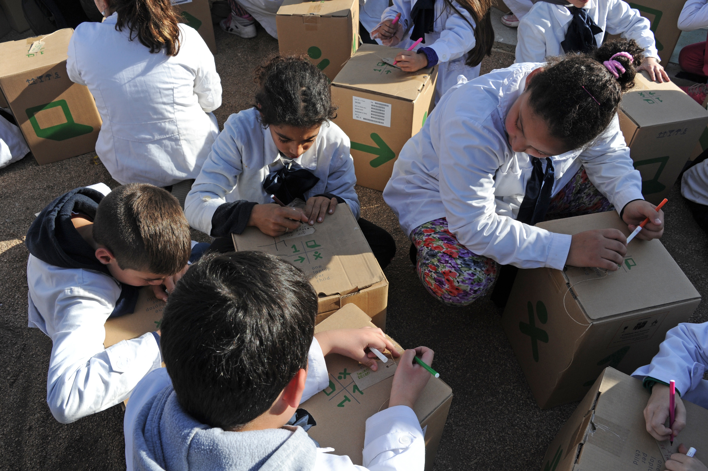 Escolares escribiendo sus deseos para el futuro