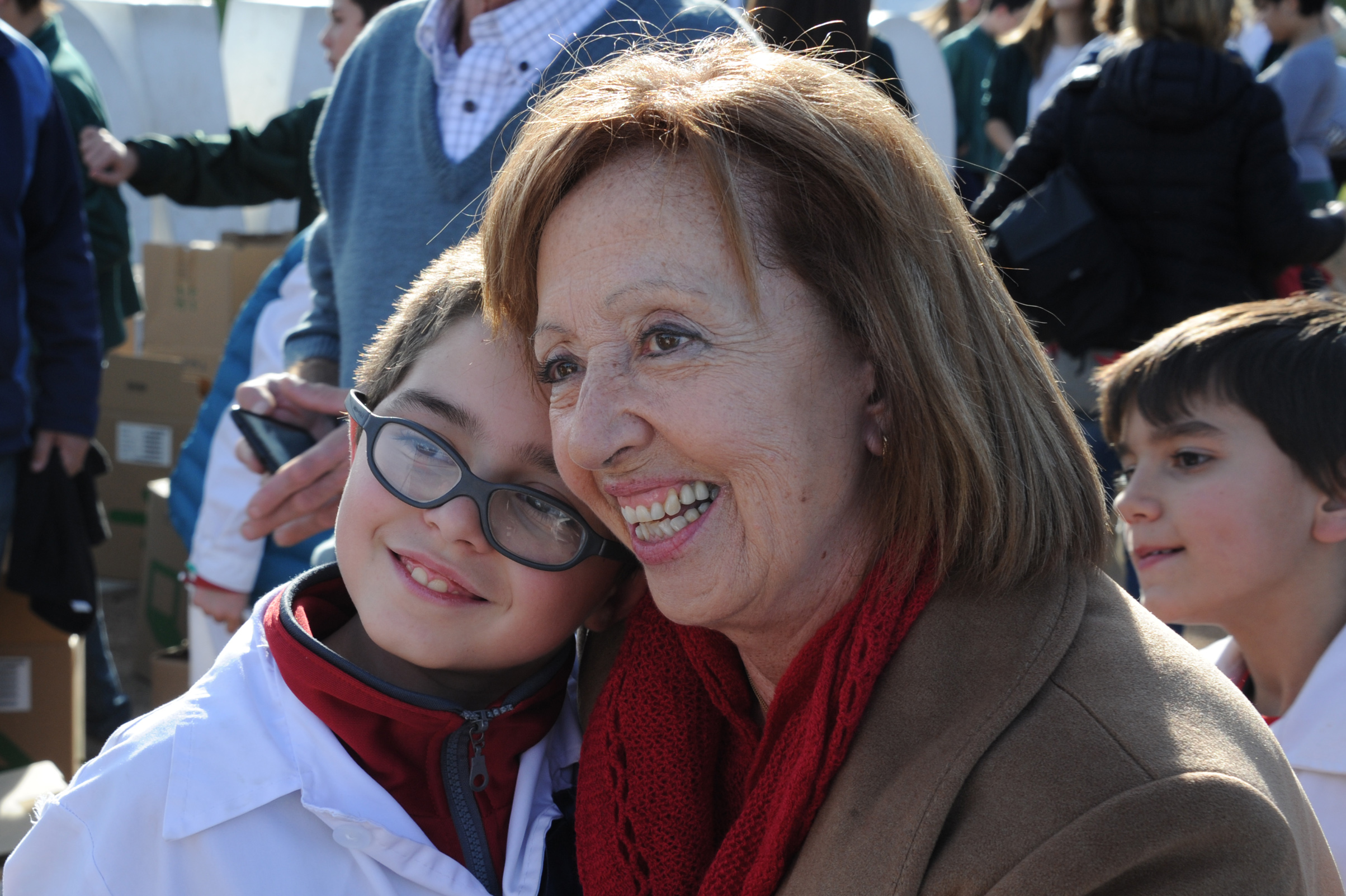 Ministra de Educación y Cultura, María Julia Muñoz, junto a un escolar participante del evento Desafíos Profundos