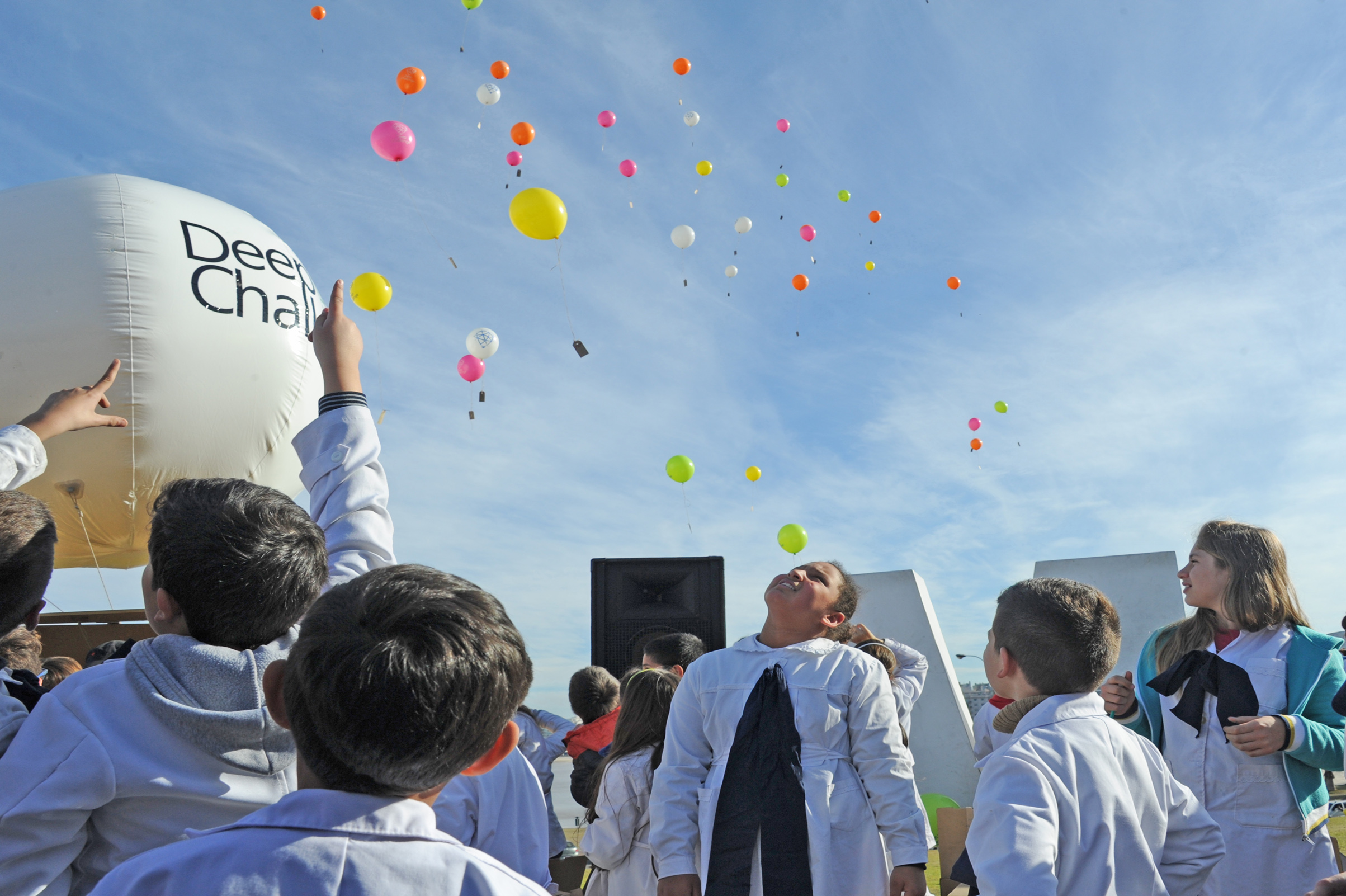 Lanzamiento de globos de helio conteniendo los deseos expresados por los escolares