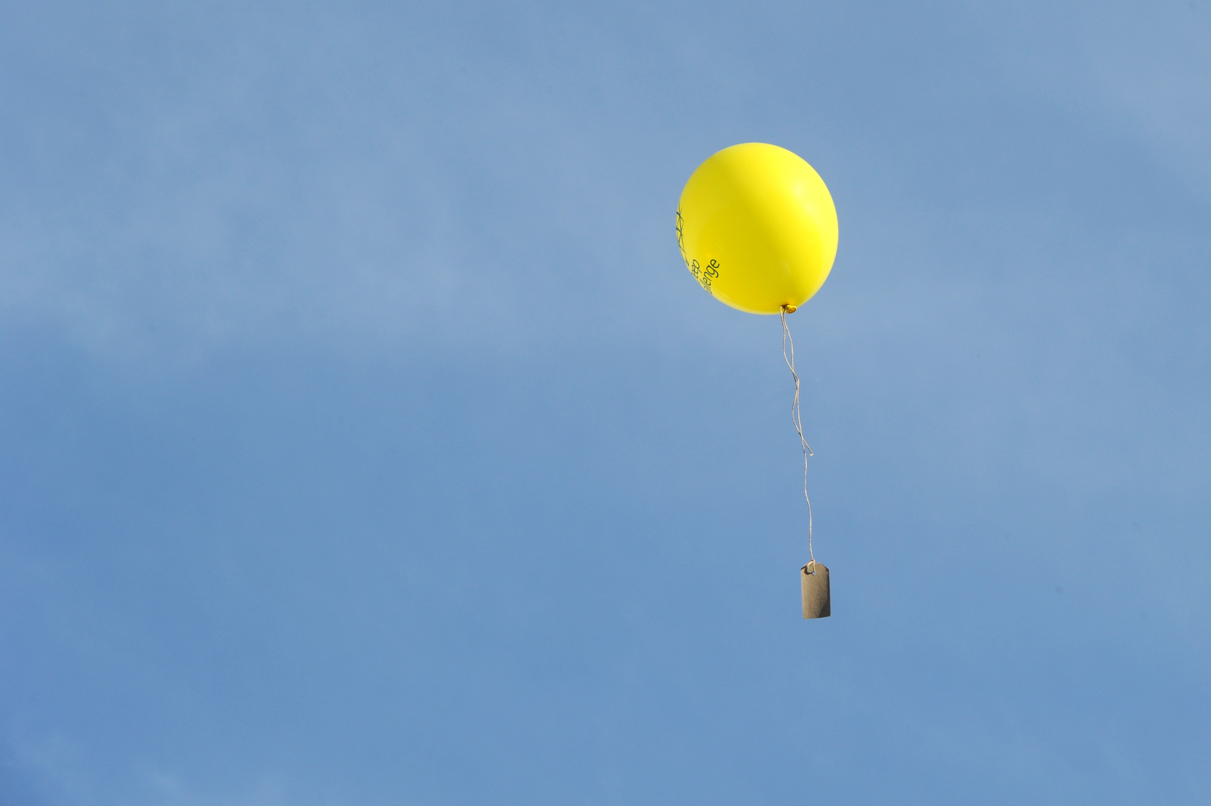 Globo de helio portando los deseos de los escolares