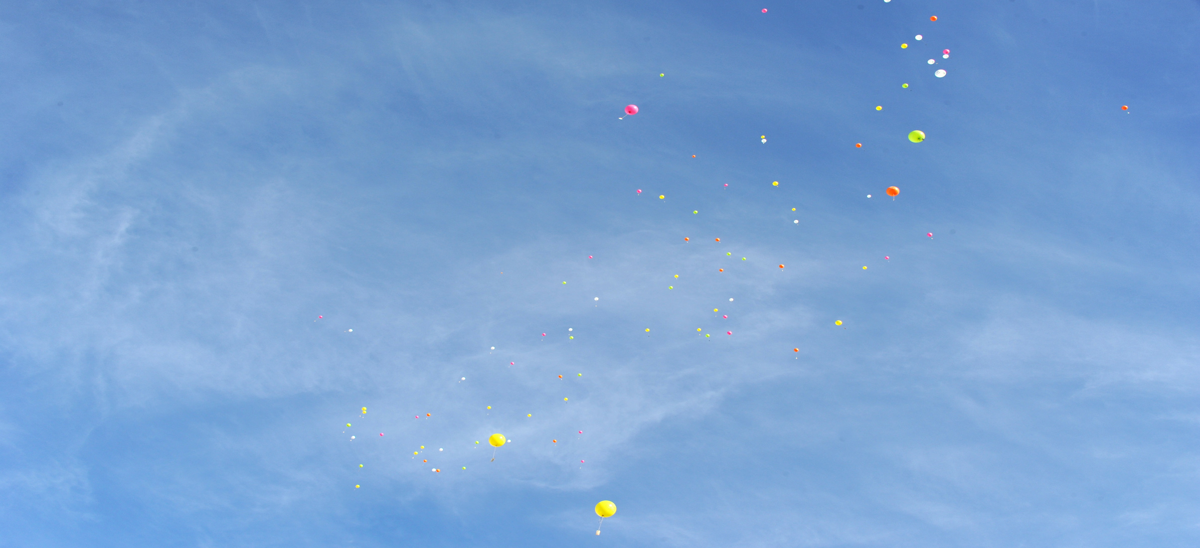 Globos de helio portando los deseos de los escolares