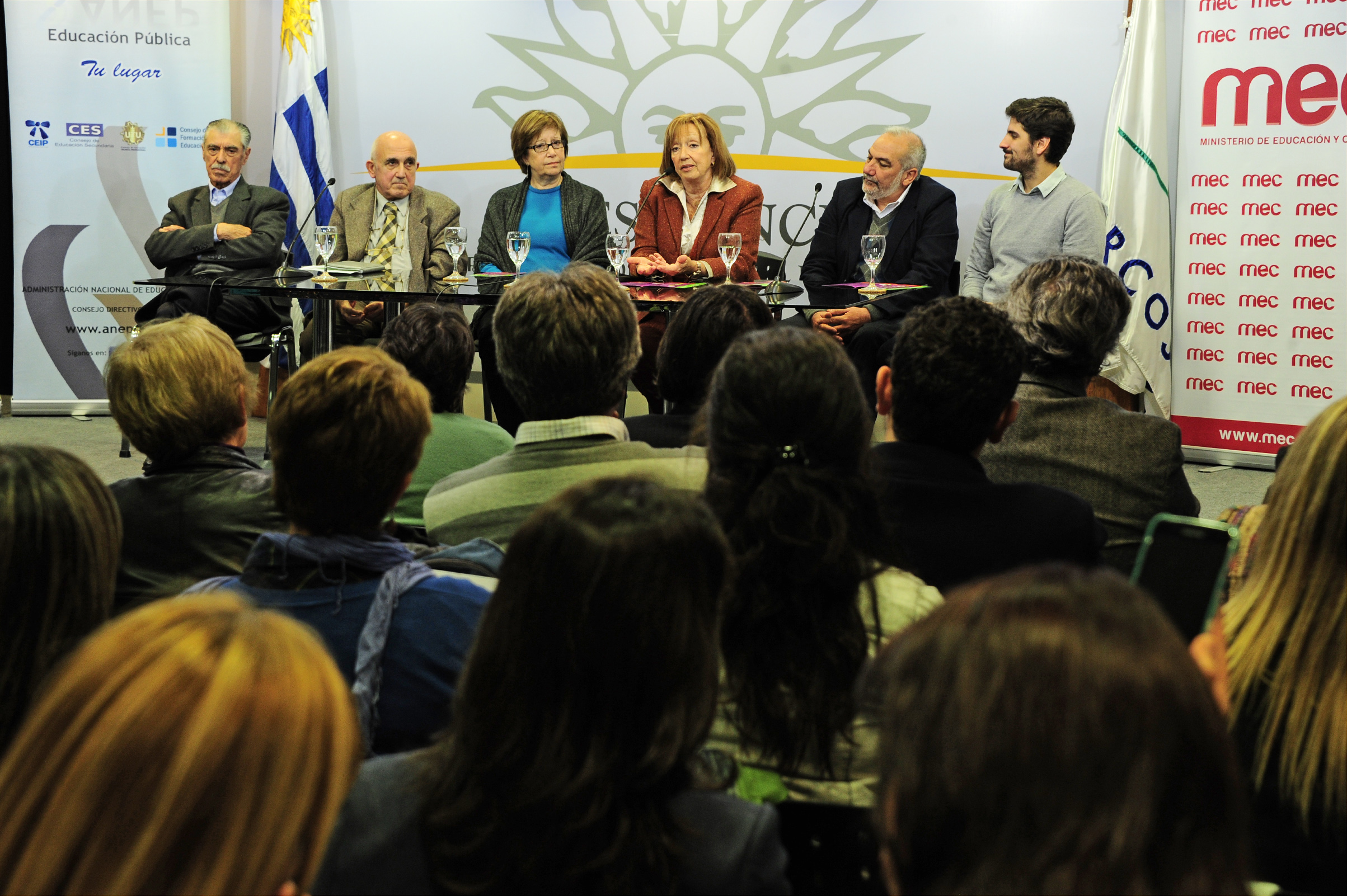 Ministra de Educación y Cultura, María Julia Muñoz, haciendo uso de la palabra