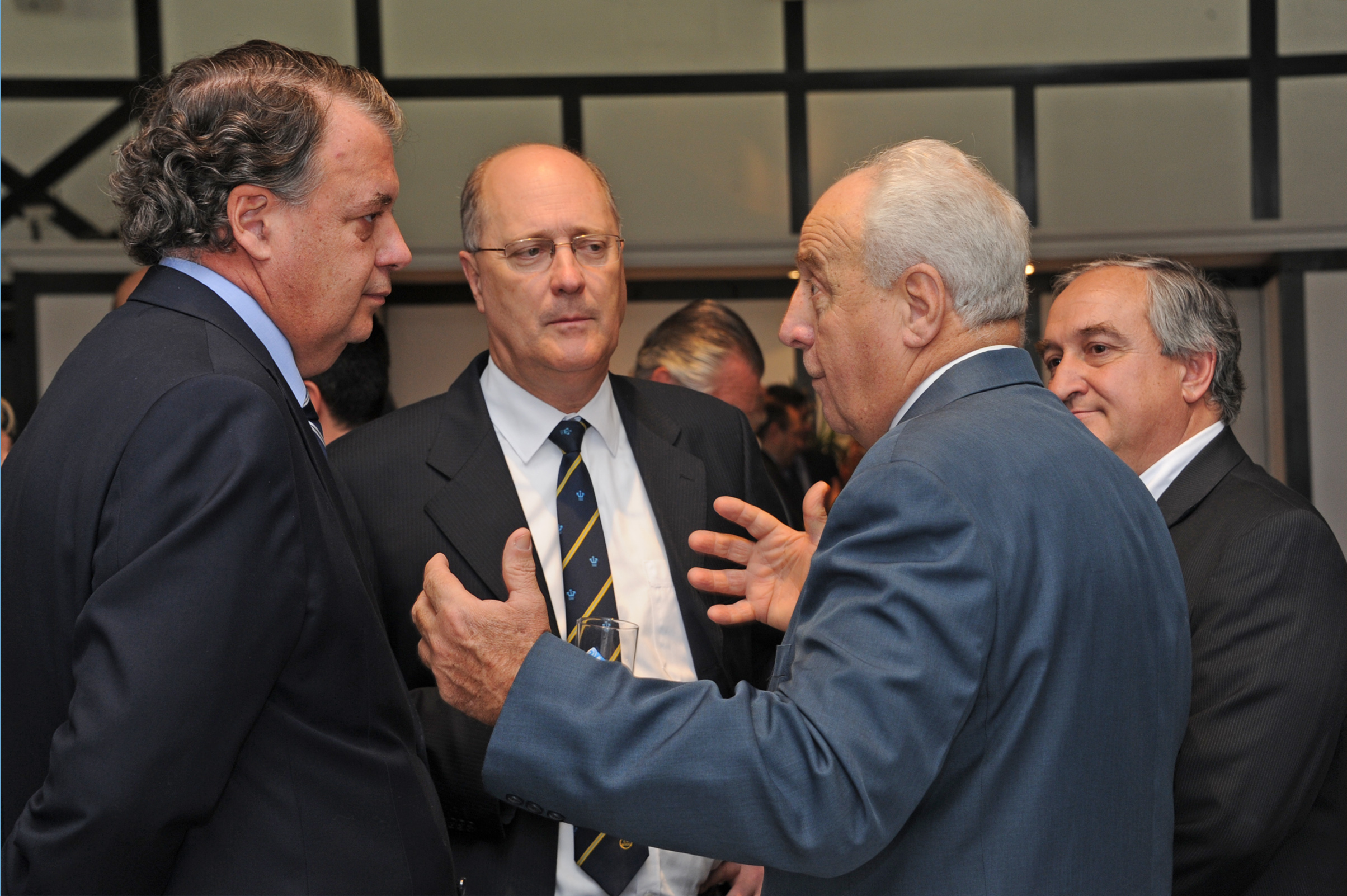 Ministro de Transporte y Obras Públicas, Victor Rossi, dialogando antes del inicio de la celebración
