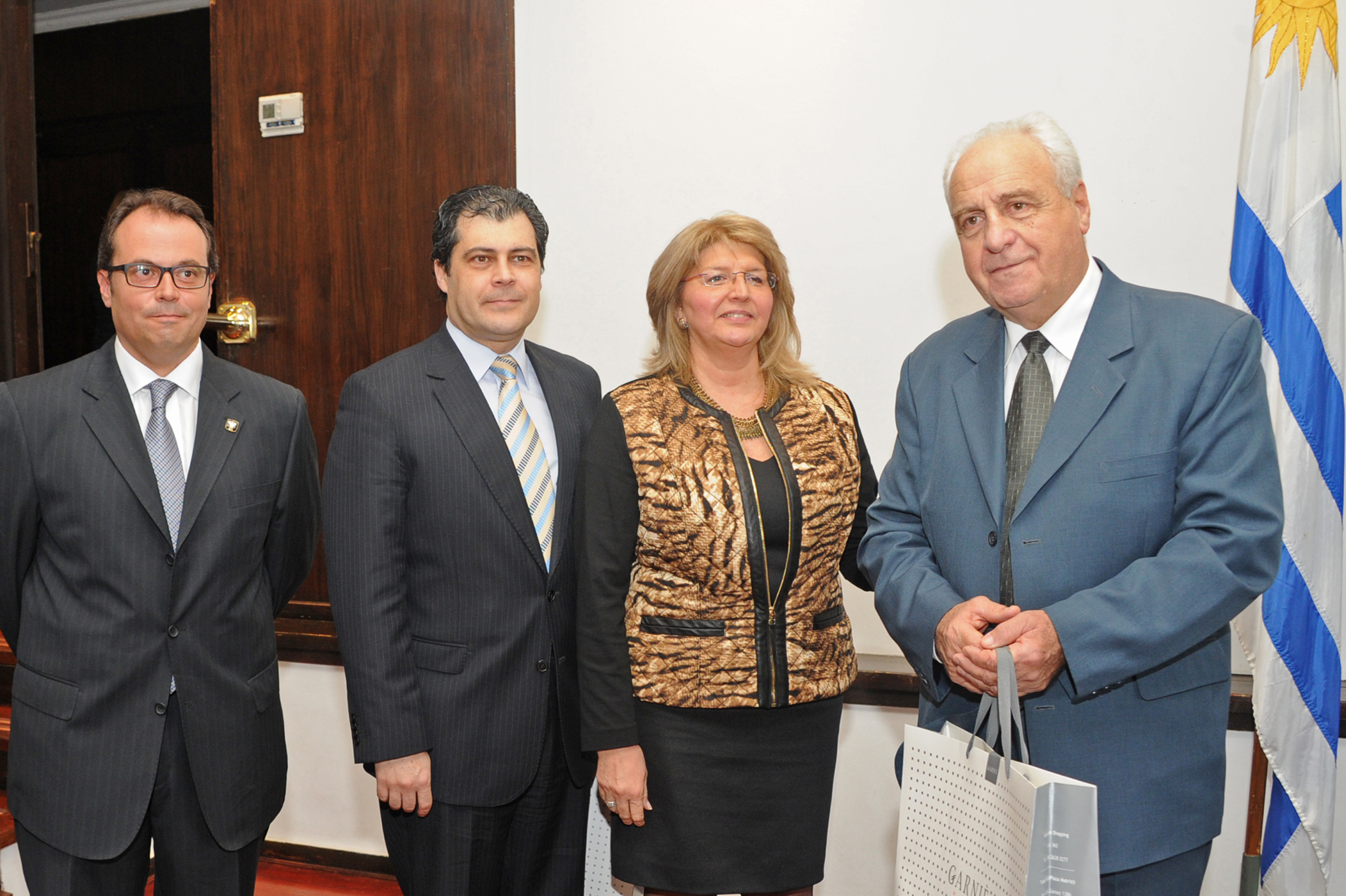 Ministro de Transporte y Obras Públicas, Victor Rossi, junto a los anfitriones al evento