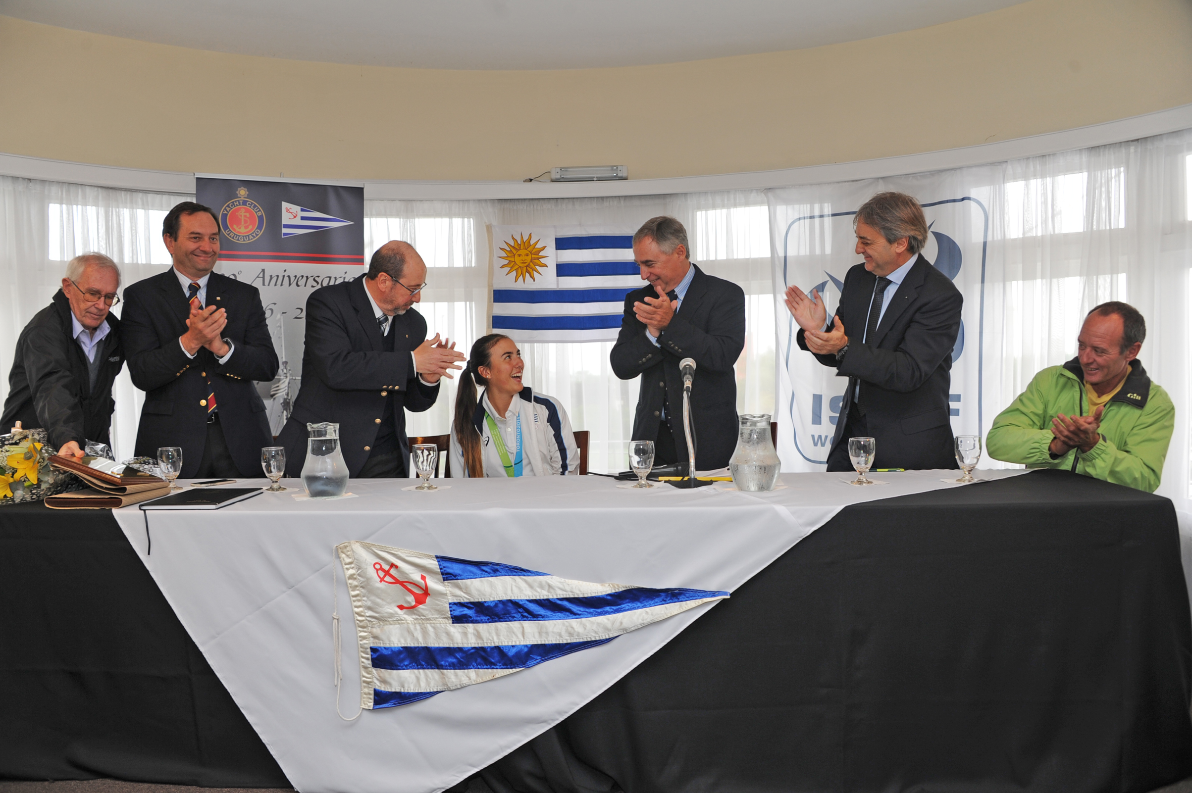 Autoridades rindiendo homenaje a Dolores Moreira