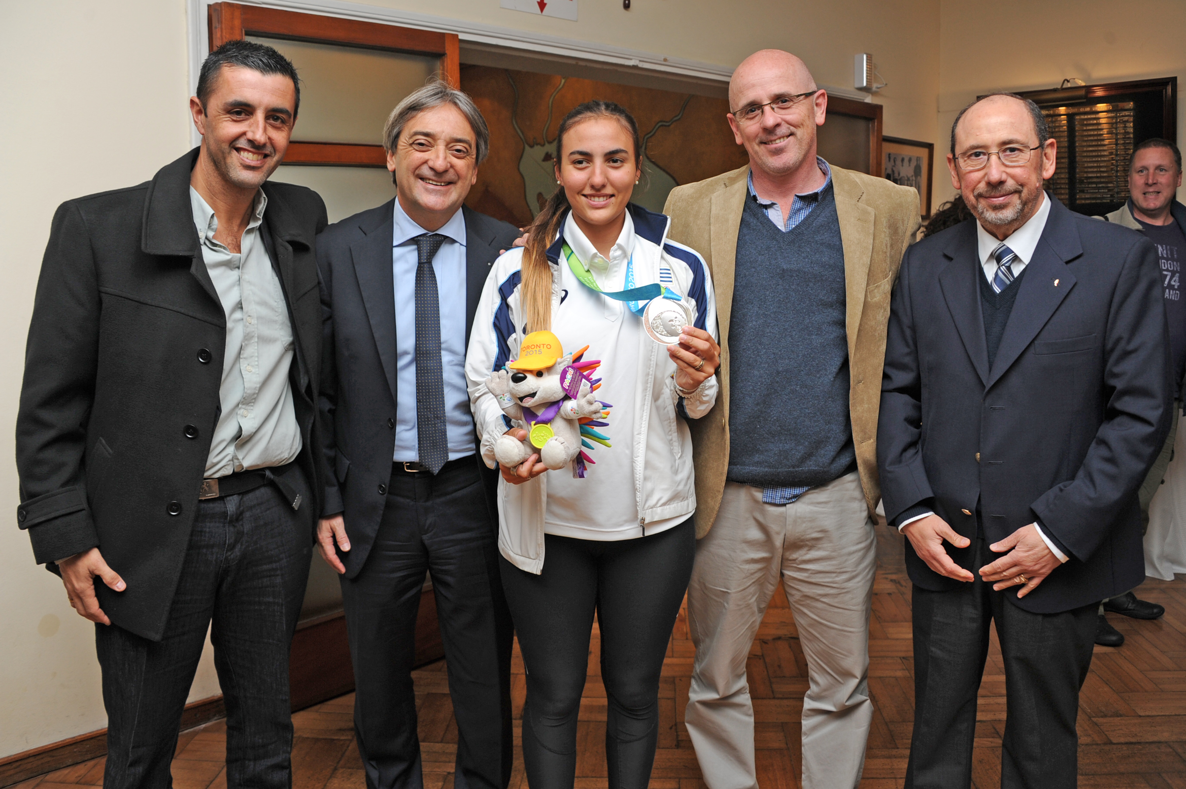 Autoridades junto a Dolores Moreira