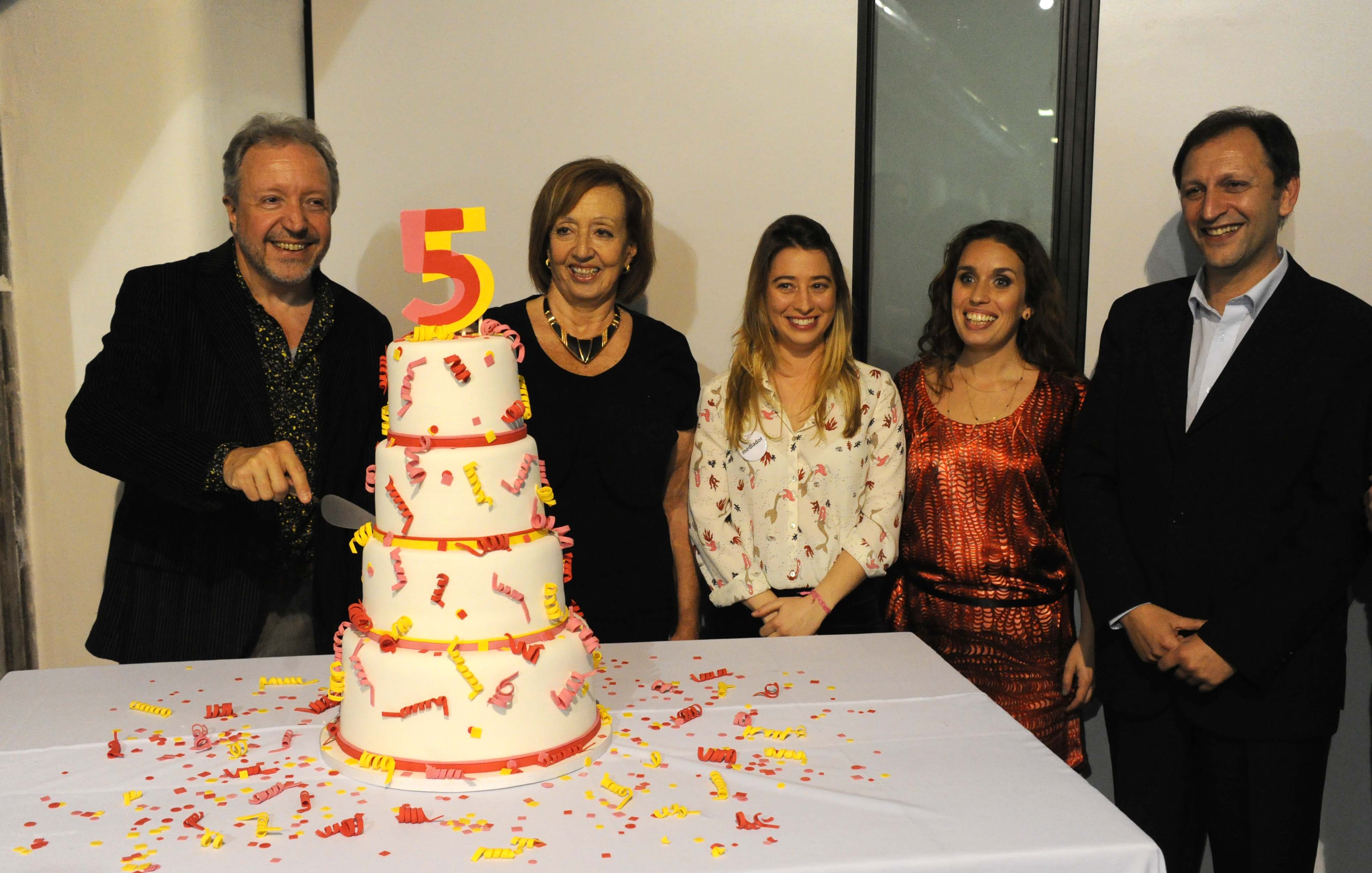Corte del pastel mandado a hacer especialmente por la Asociación de Amigos del EAC