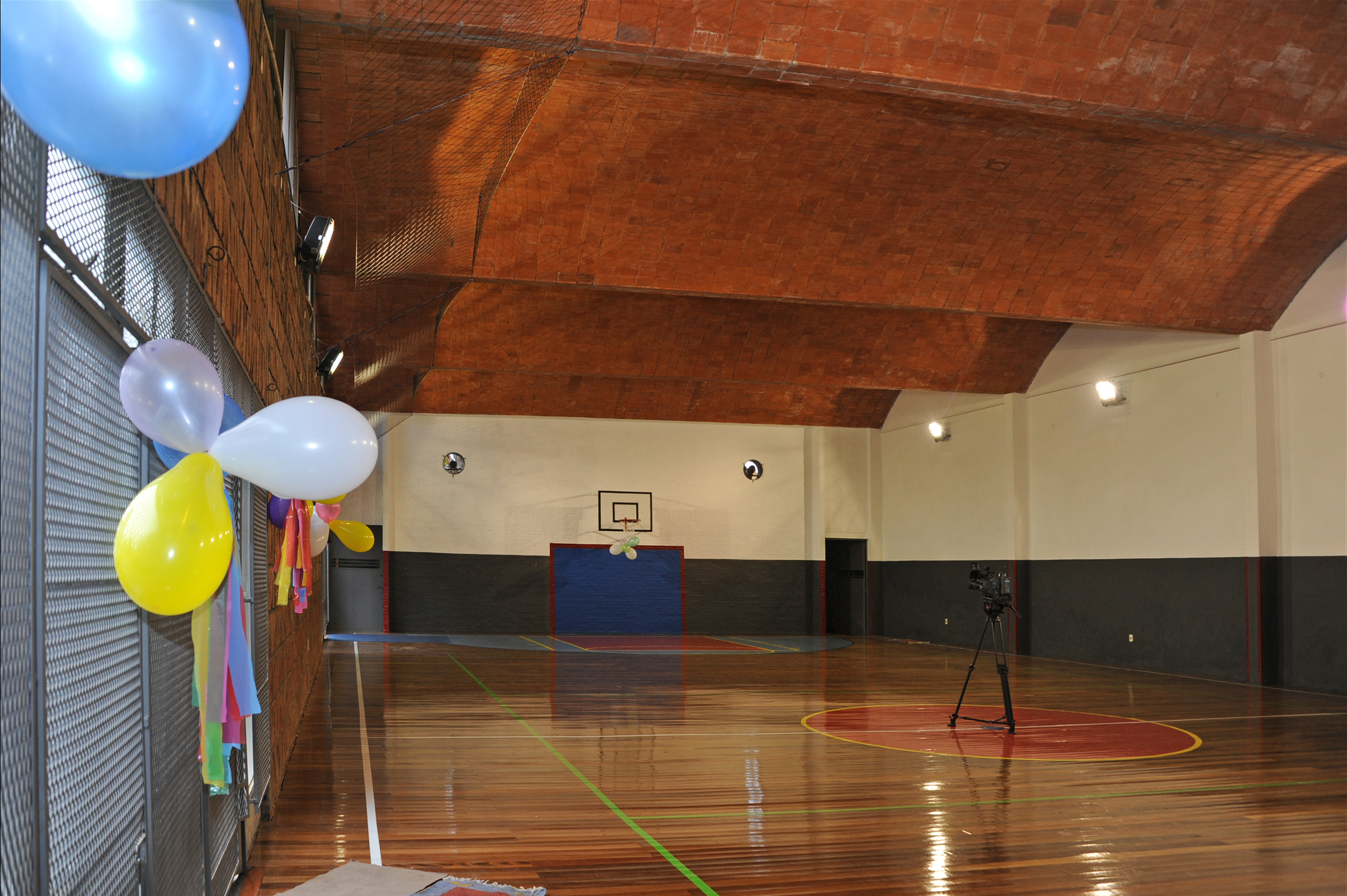 Gimnasio remodelado de las Escuelas Simón Bolívar y Martín Etchegoyen