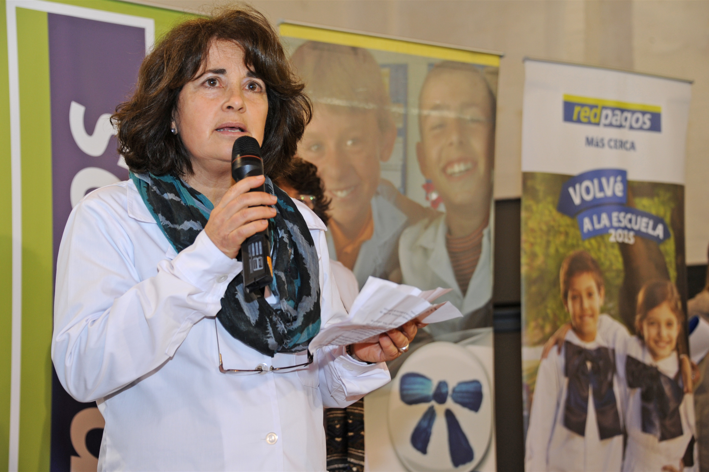 Directora de la Escuela haciendo uso de la palabra