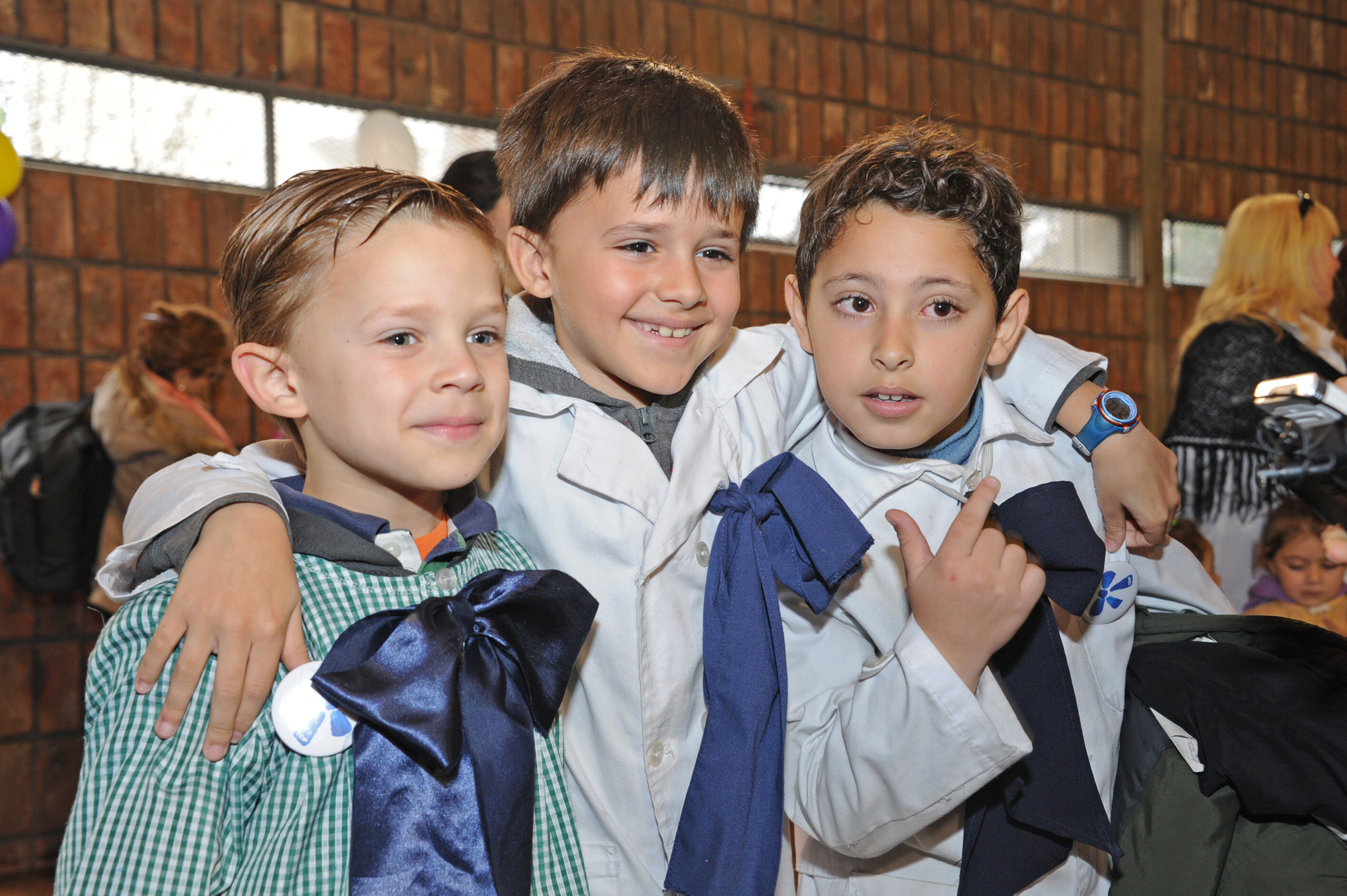 Alumnos de las Escuelas Simón Bolívar y Martín Etchegoyen