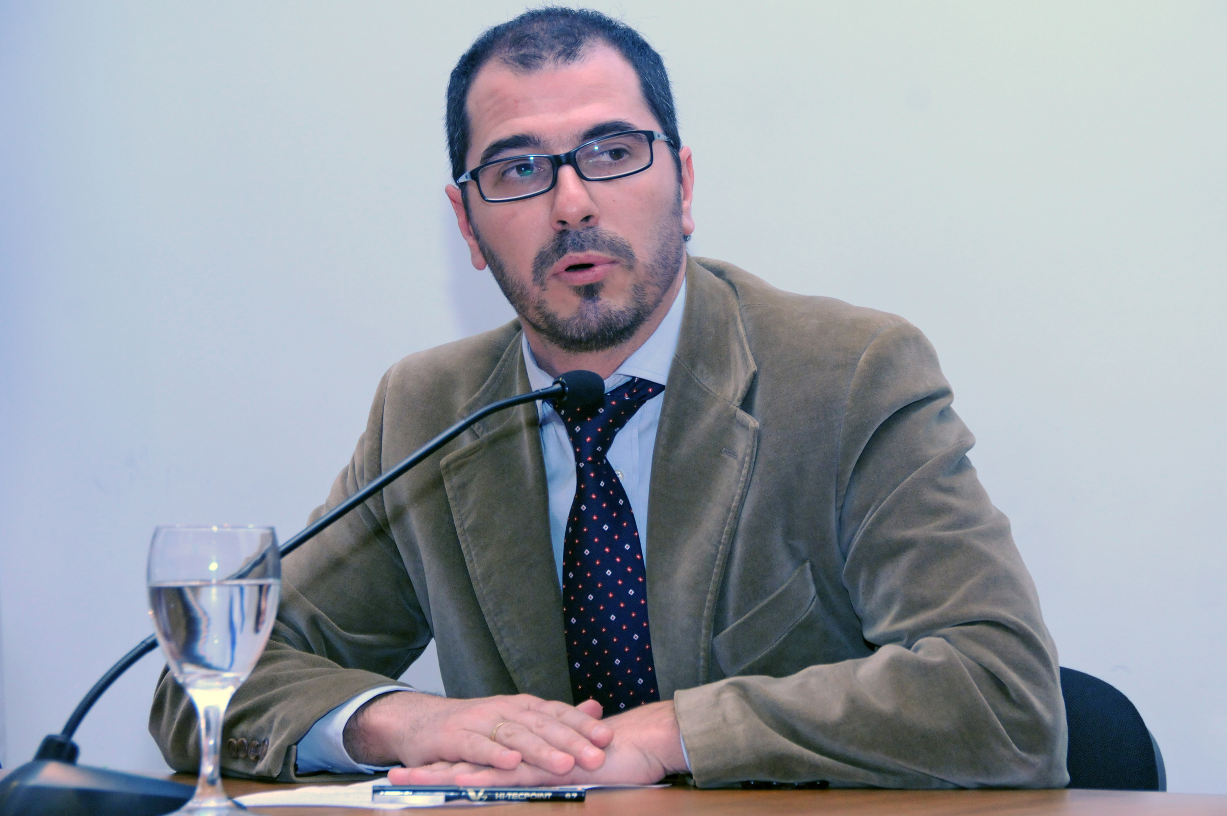 Juan Andrés Roballo, Prosecretario de Presidencia de la República, dirigiéndose a los presentes