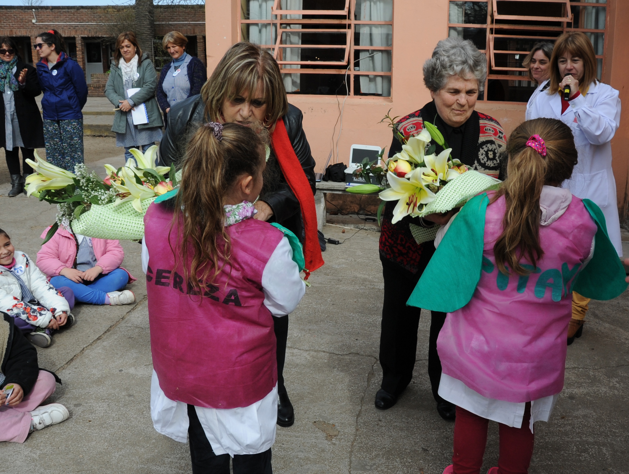 Entrega de flores a María Auxiliadores Delgado y a Irupé Buzzetti