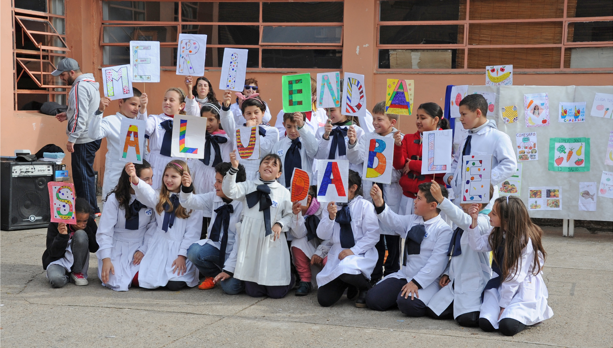 Escolares participando de la actividad del Plan Salud Bucal