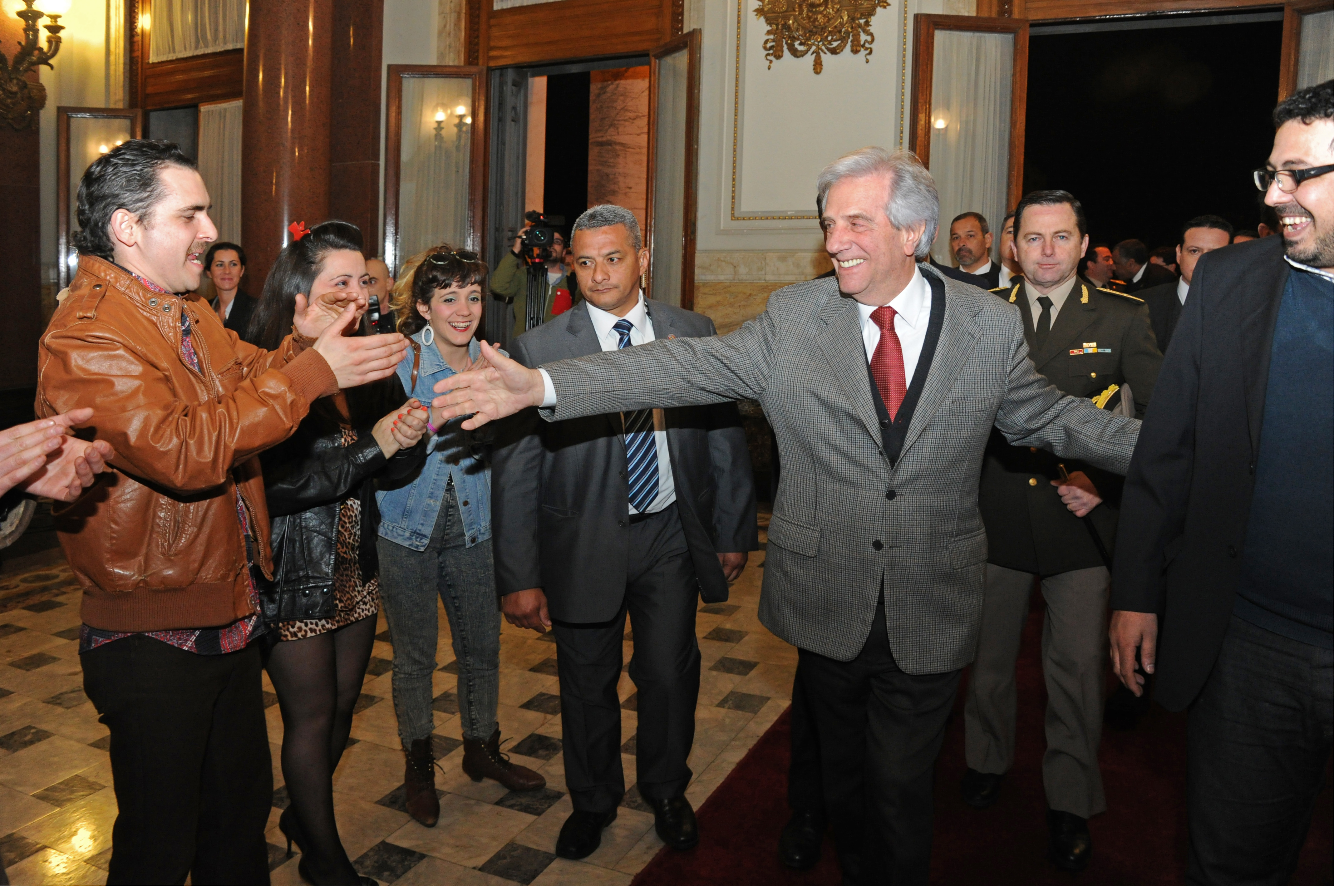 Tabaré Vázquez es recibido por un grupo de actores que animaron la celebración