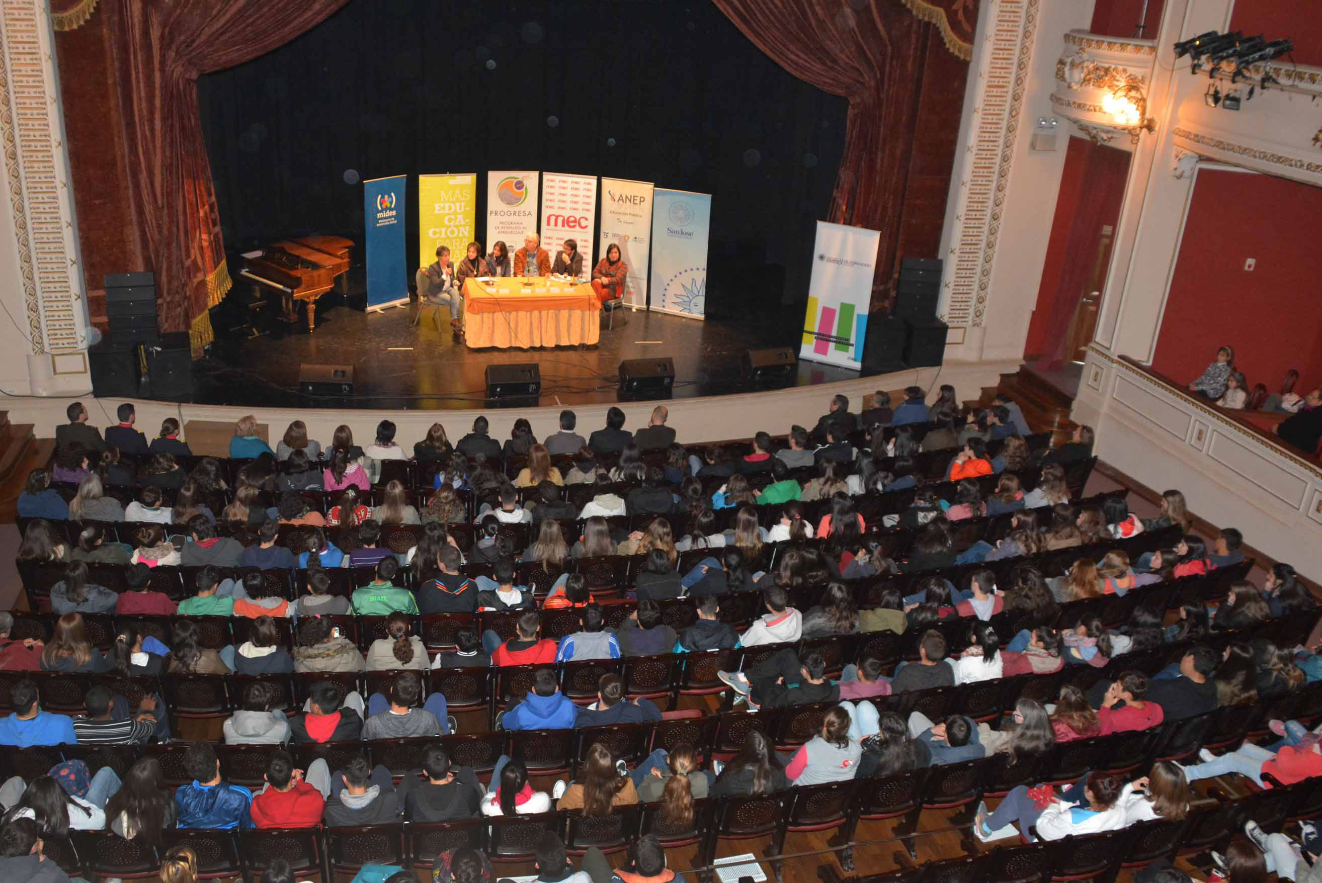 Jóvenes se congregaron en la Expo Educa en el departamento de San José