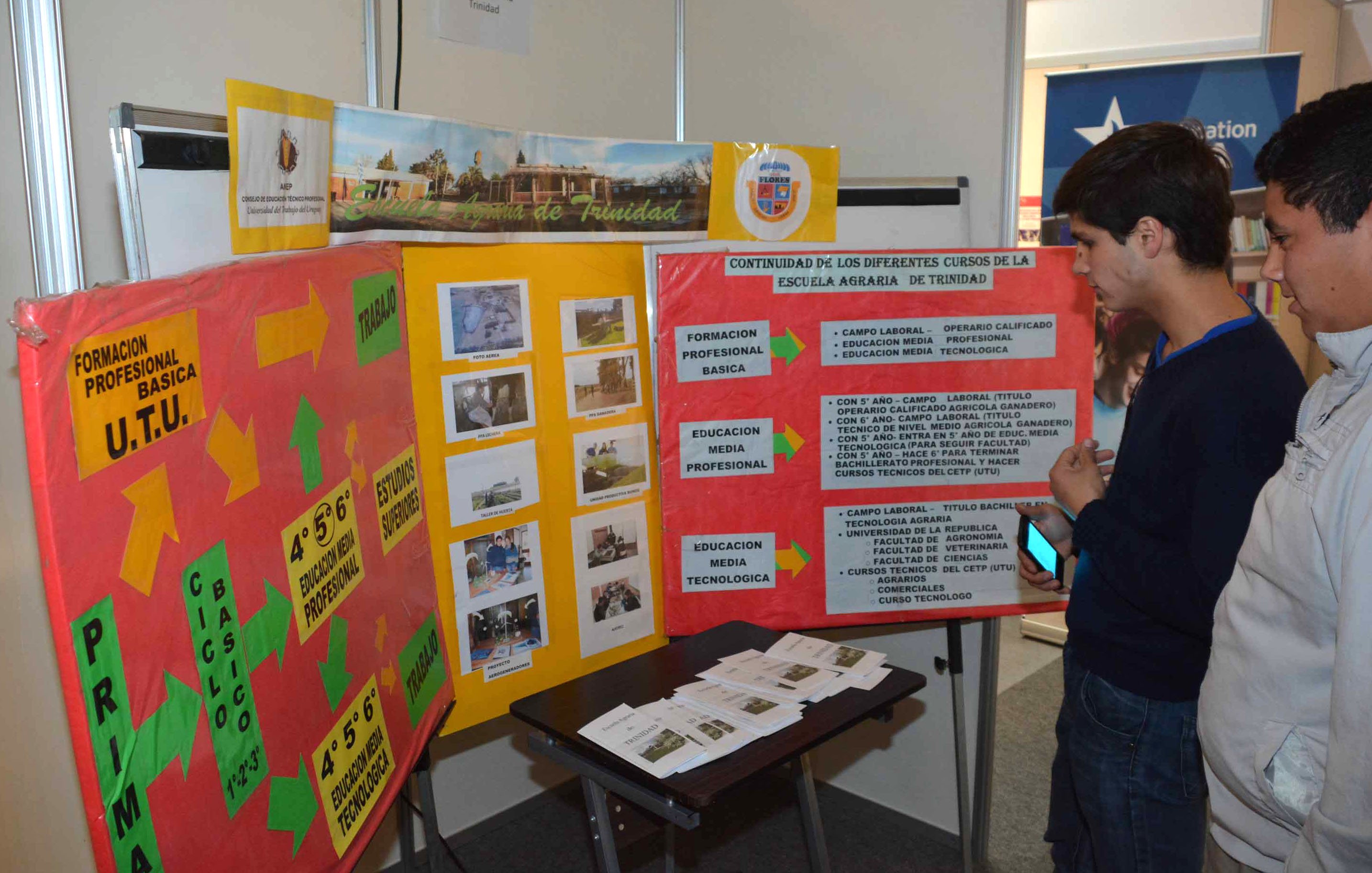 Jóvenes se congregaron en la Expo Educa en el departamento de San José