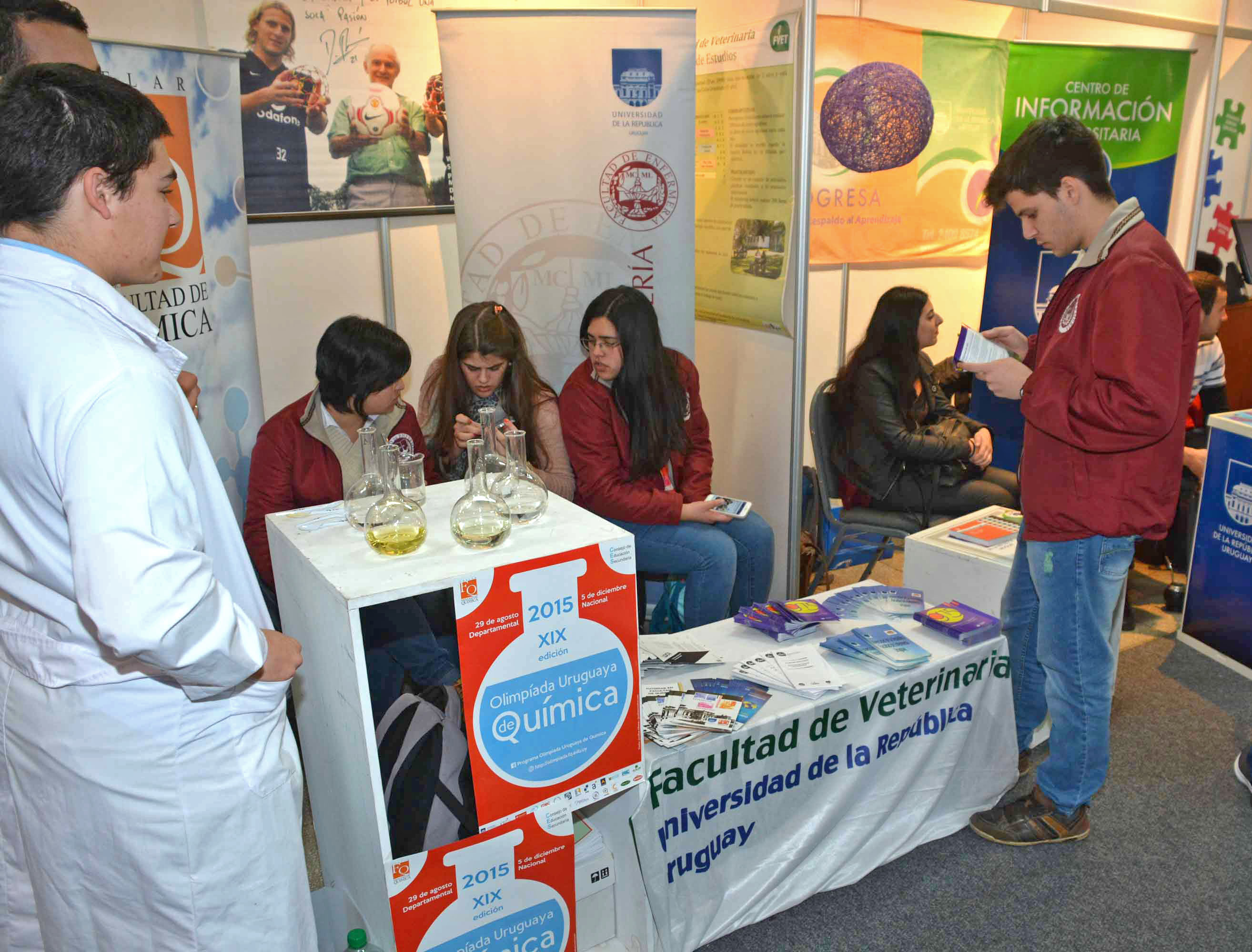 Jóvenes se congregaron en la Expo Educa en el departamento de San José