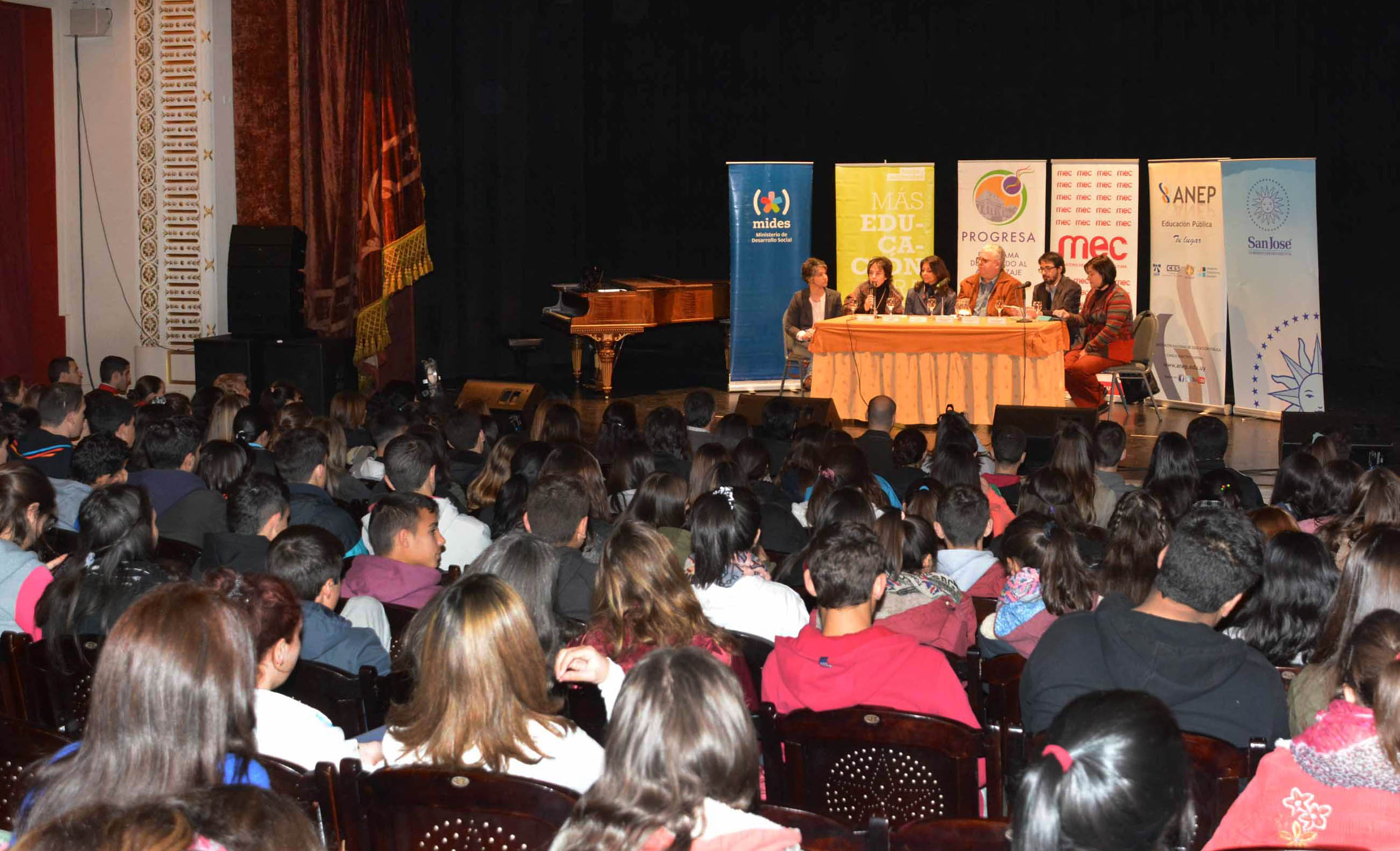 Jóvenes se congregaron en la Expo Educa en el departamento de San José