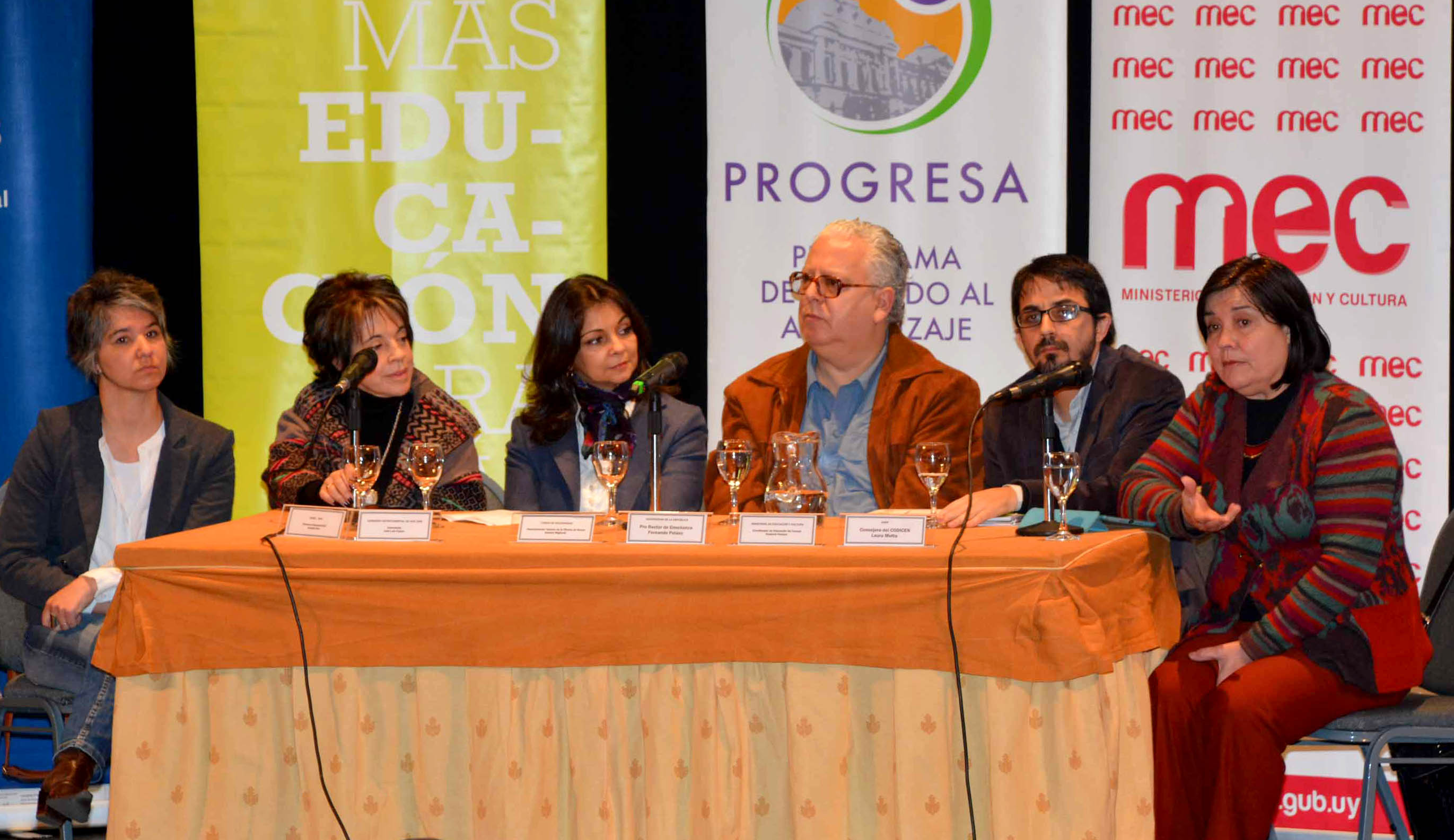 Jóvenes se congregaron en la Expo Educa en el departamento de San José