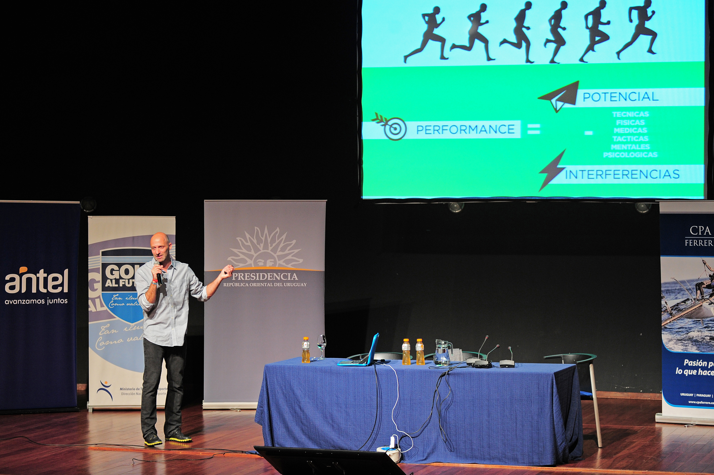 Estanislao Bachrach, disertando sobre neurociencia y deporte