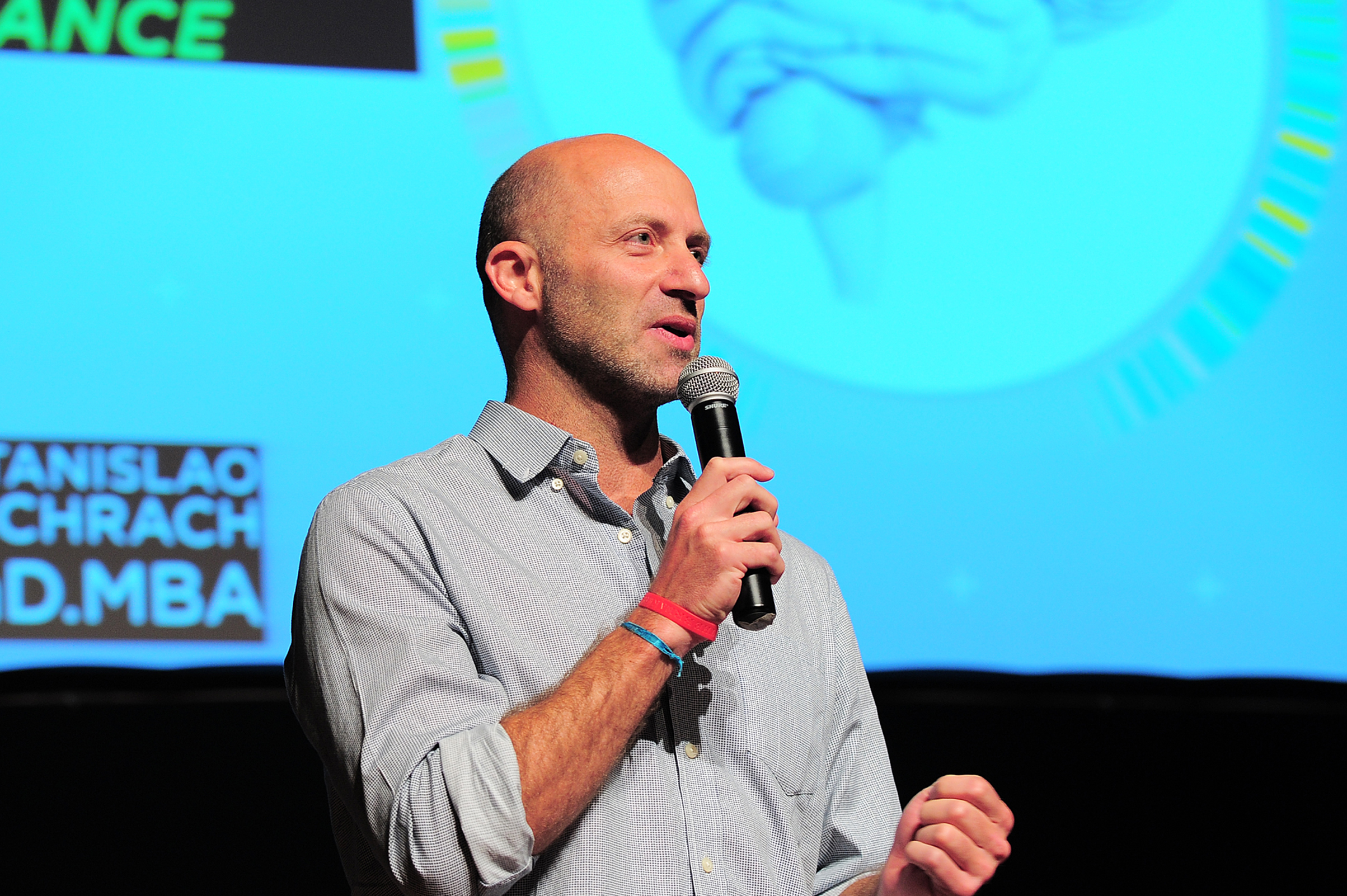 Estanislao Bachrach, disertando sobre neurociencia y deporte