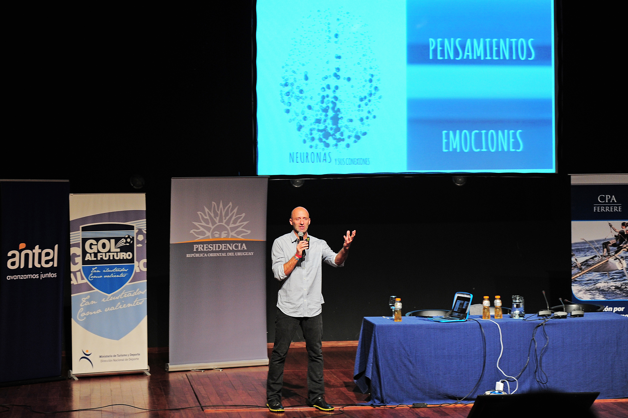 Estanislao Bachrach, disertando sobre neurociencia y deporte