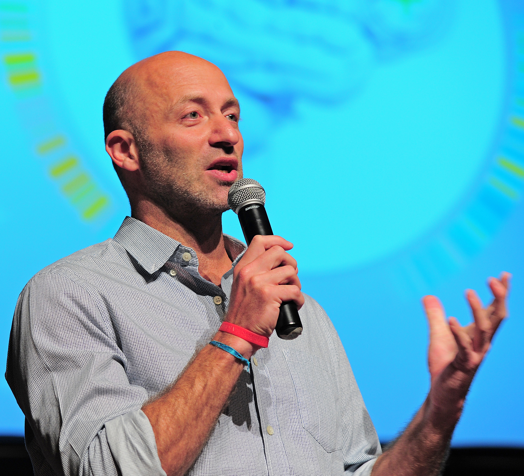 Estanislao Bachrach, disertando sobre neurociencia y deporte