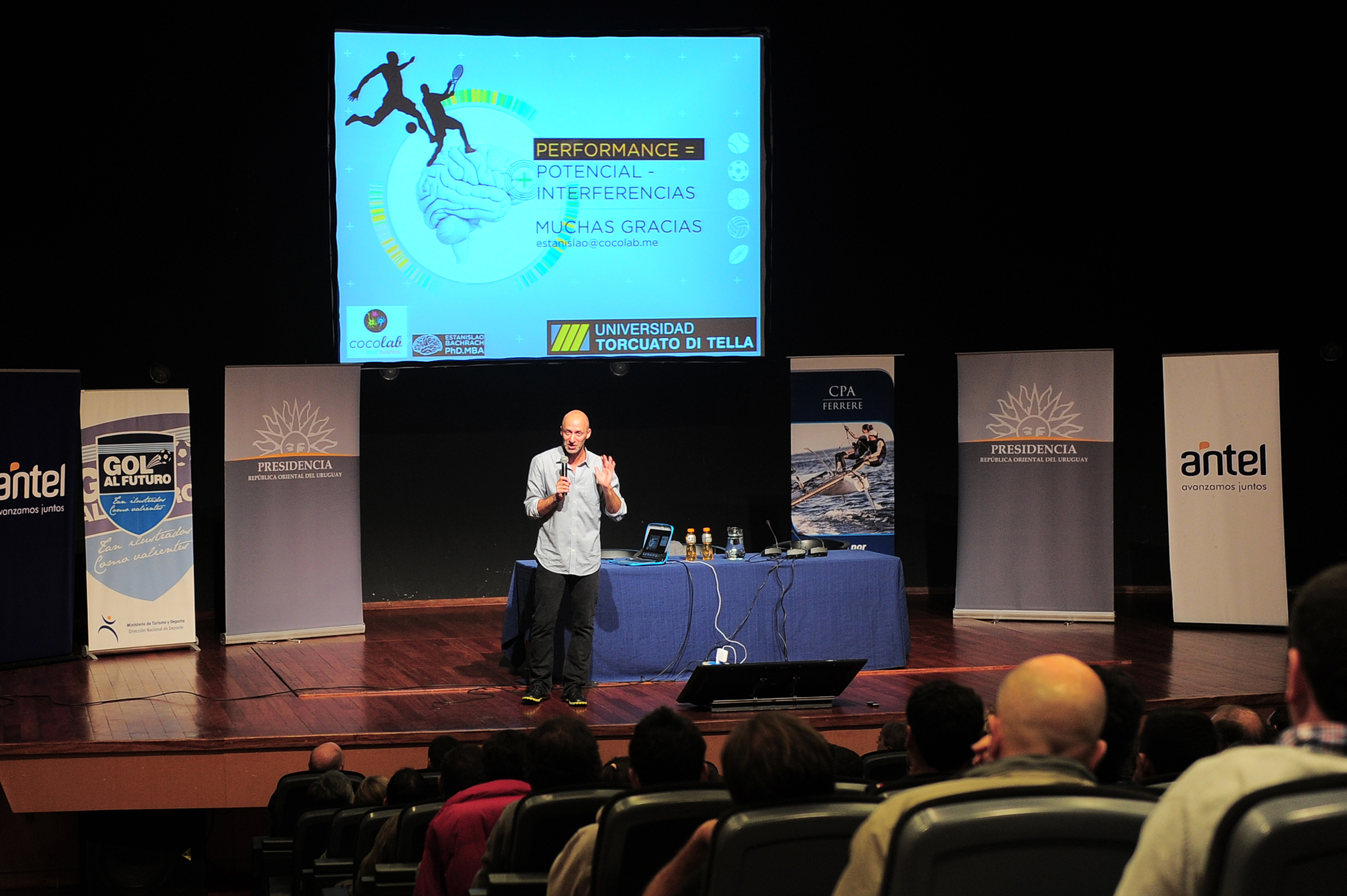 Estanislao Bachrach, disertando sobre neurociencia y deporte