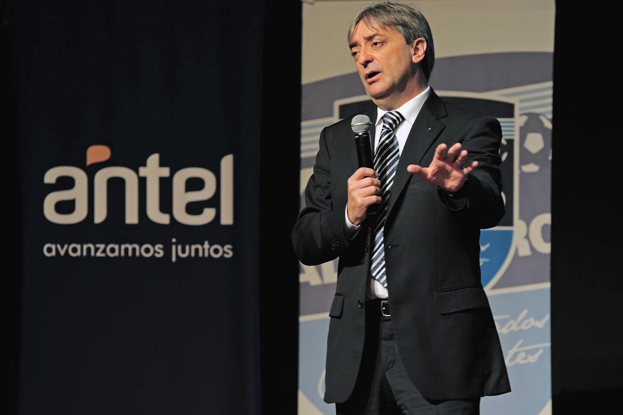 Fernando Cáceres titular de la Secretaría Nacional de Deporte, haciendo uso de la palabra