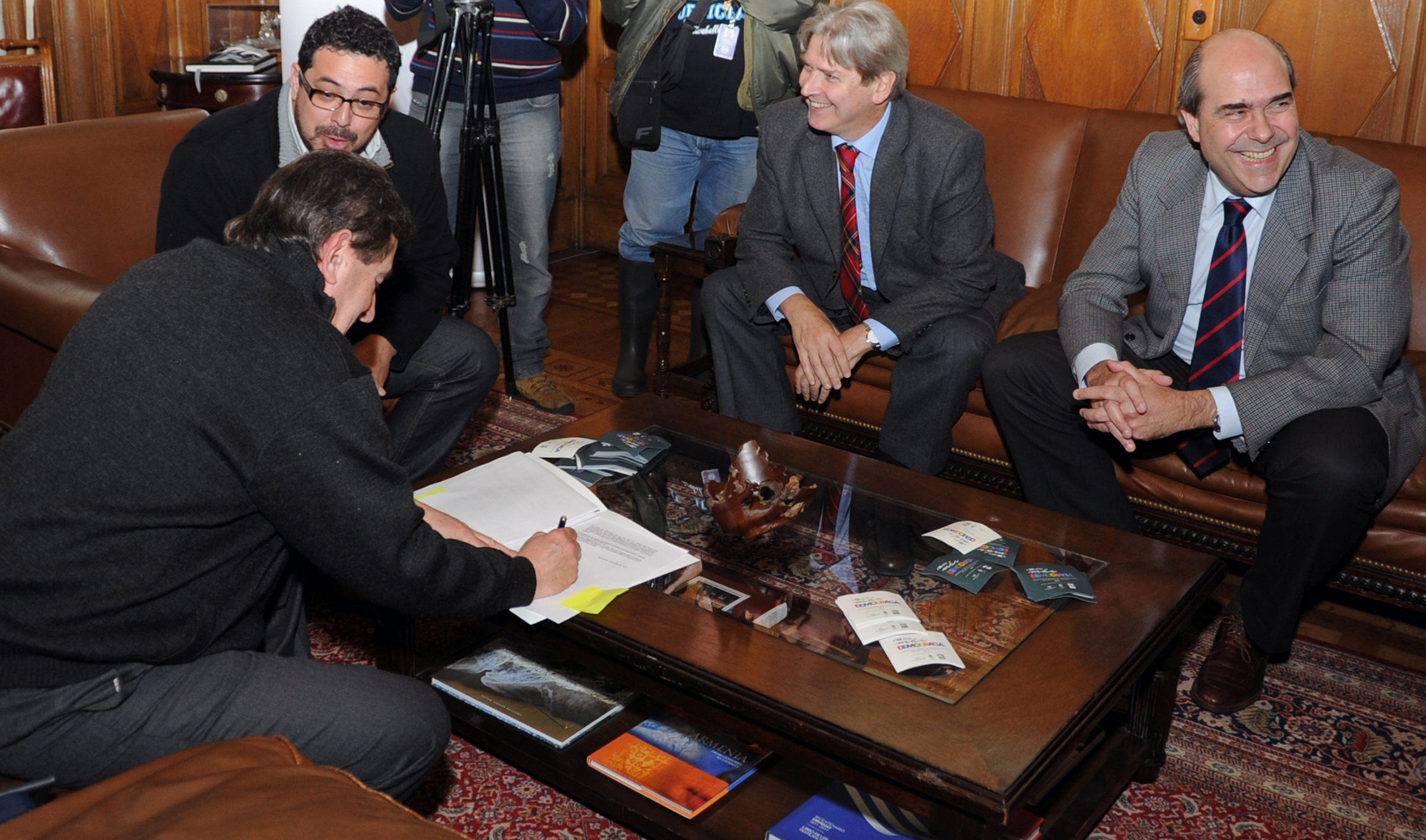 Diputados Iván Posadas, Alejandro Sánchez, Ope Pasquet y Pablo Abdala durante la firma del anteproyecto de ley