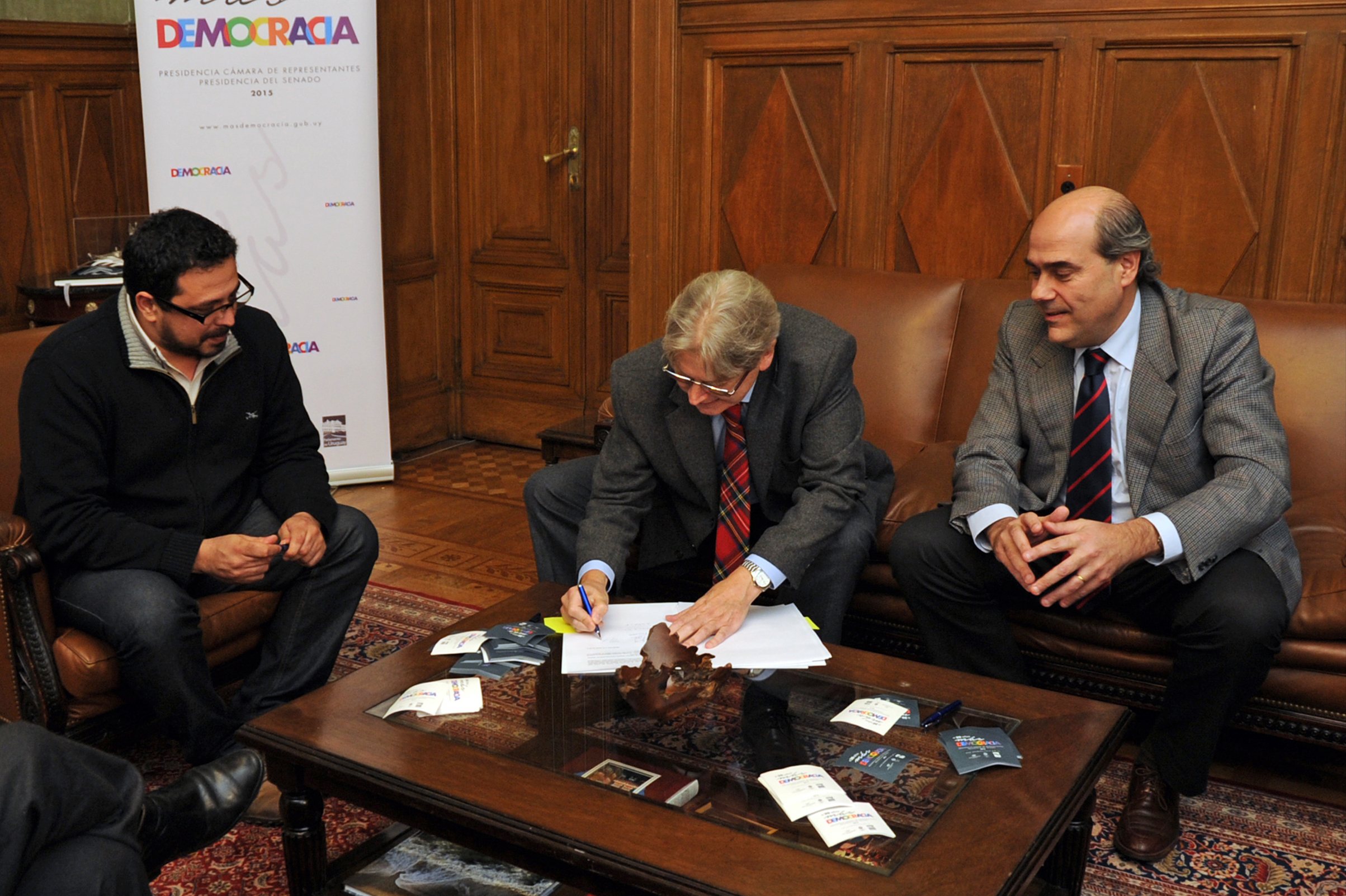 Diputados Alejandro Sánchez, Ope Pasquet y Pablo Abdala durante la firma del anteproyecto de ley