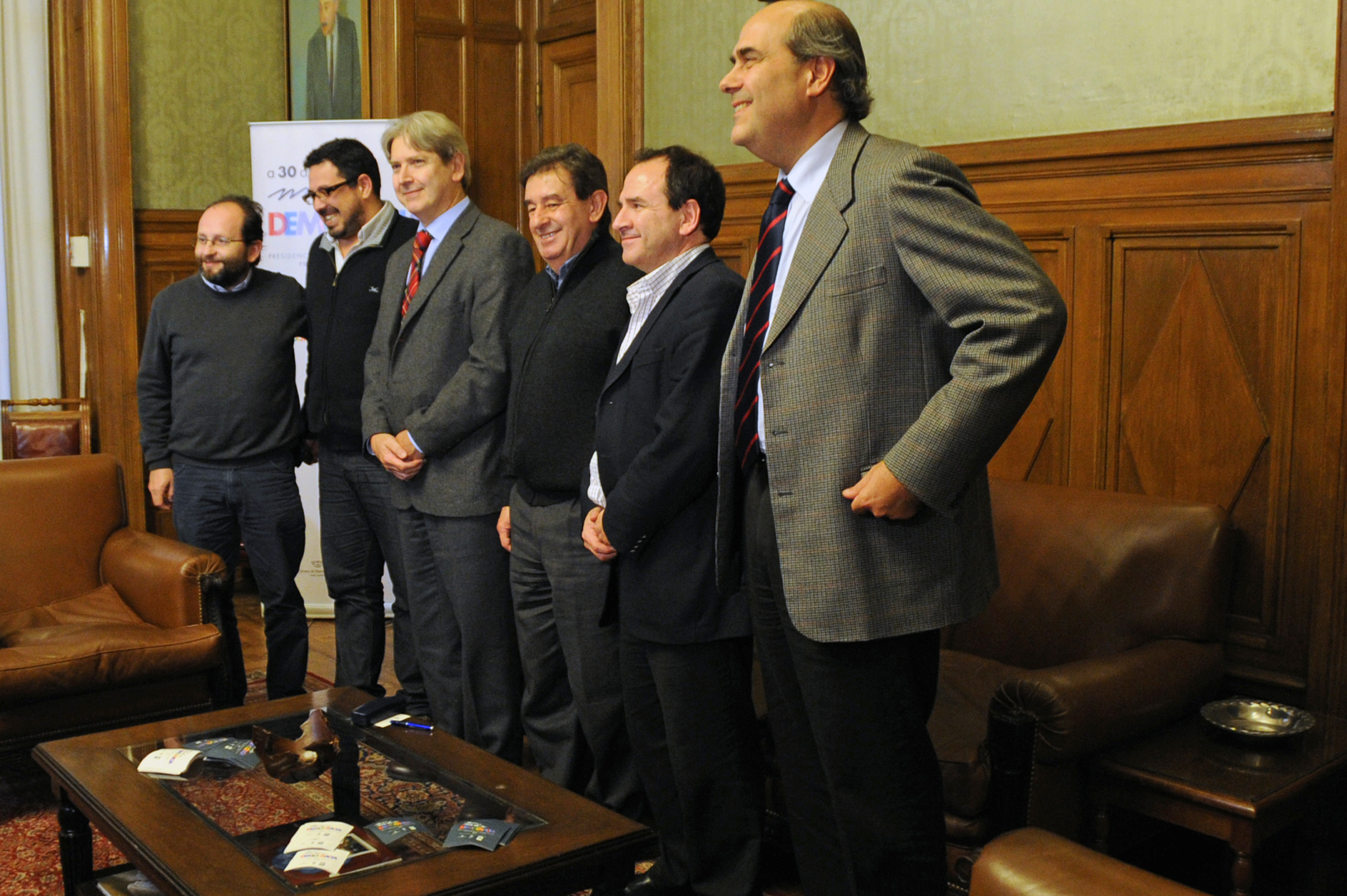 Diputados Iván Posadas, Alejandro Sánchez, Ope Pasquet y Pablo Abdala luego de la firma del anteproyecto de ley