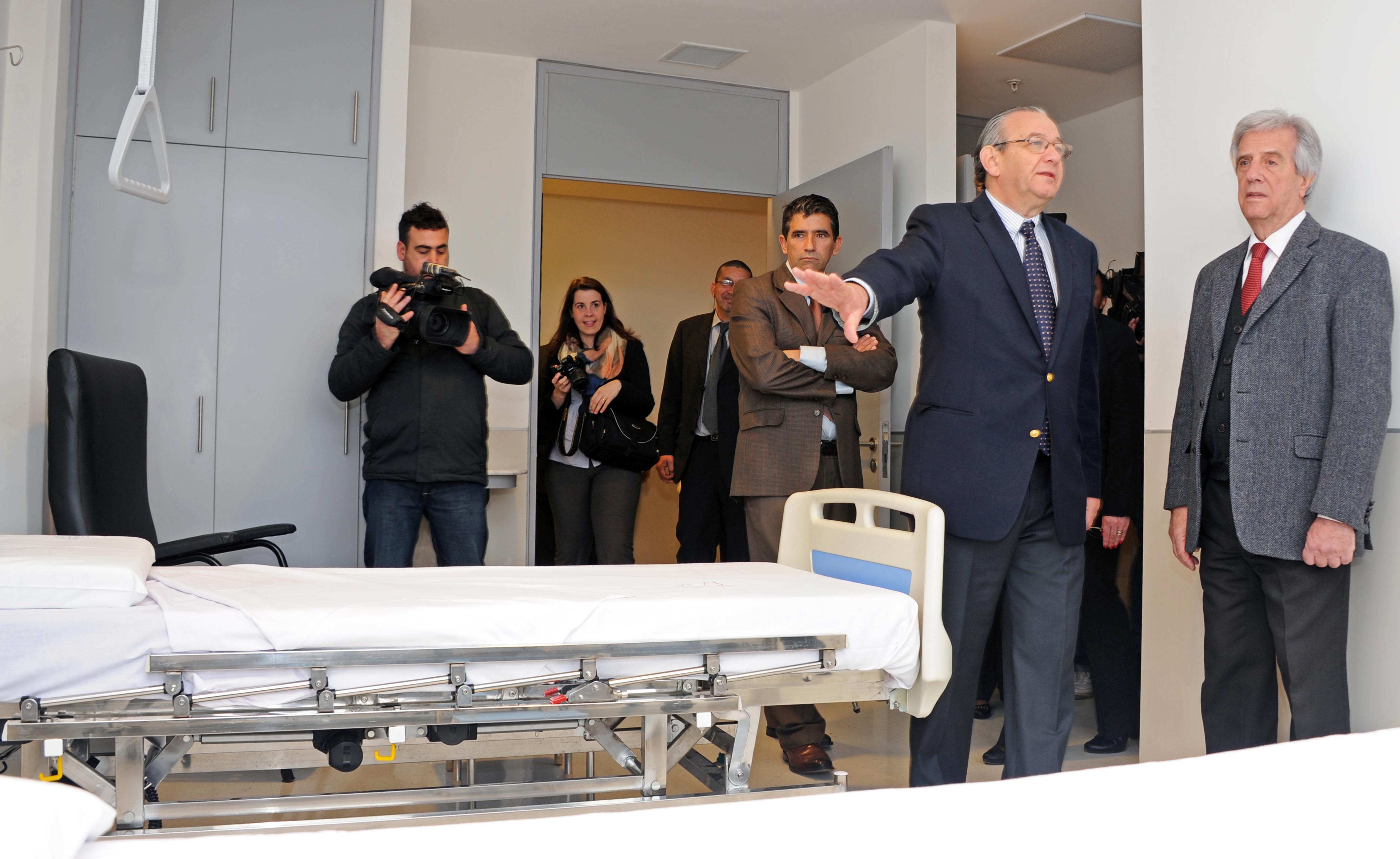 Vázquez visitando las nuevas instalaciones del Hospital Libertad