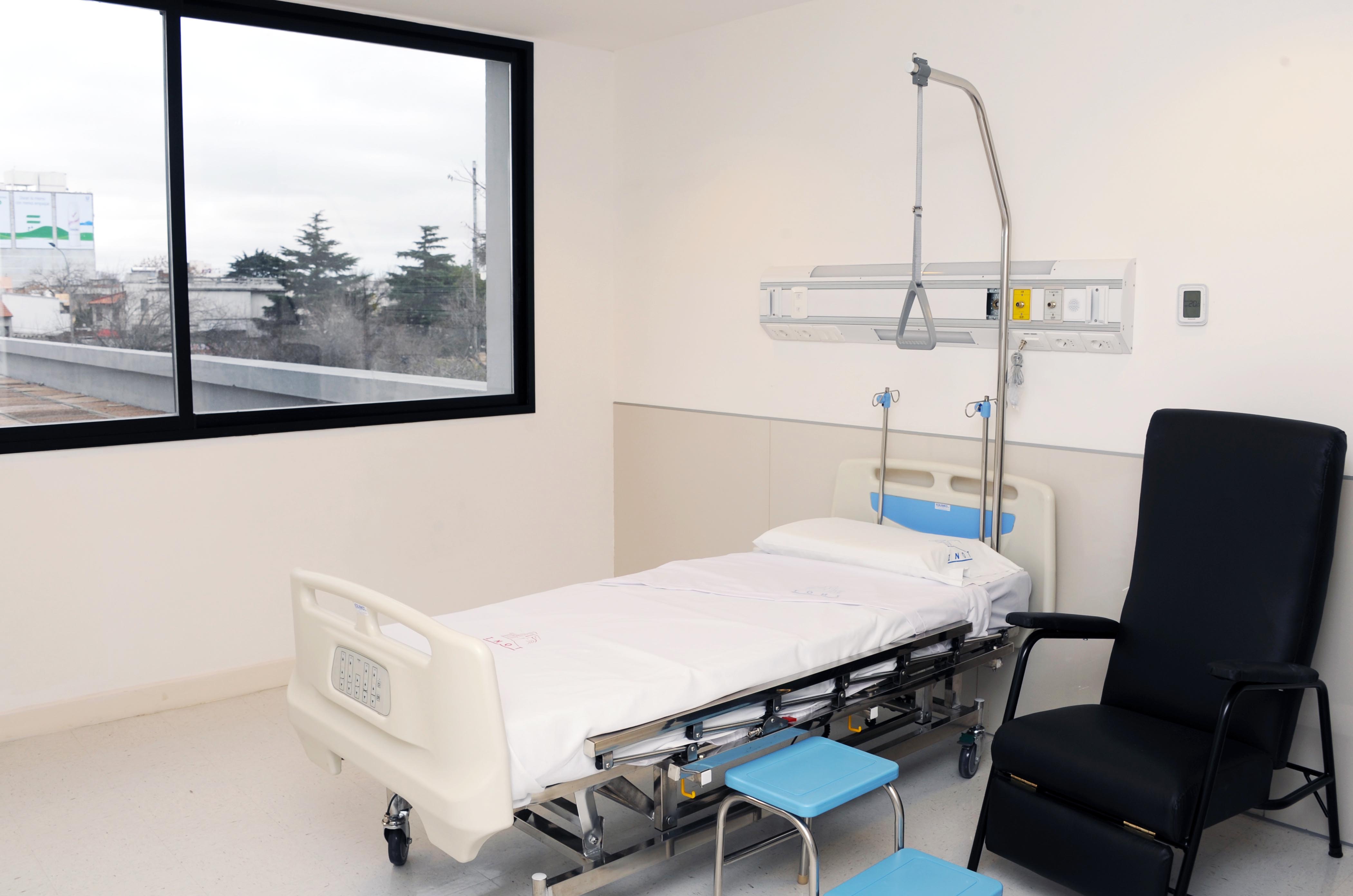 Vázquez visitando las nuevas instalaciones del Hospital Libertad