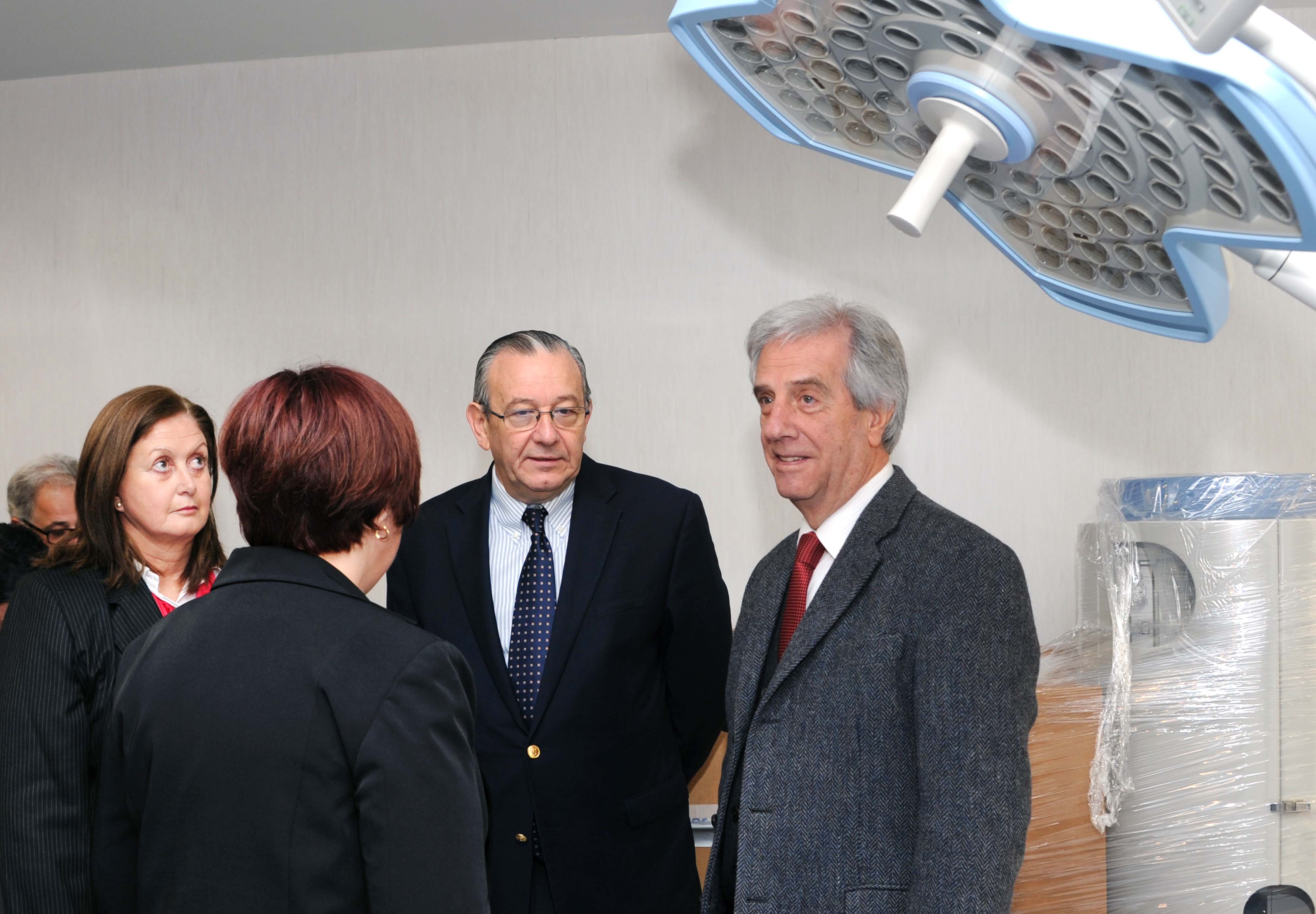 Vázquez visitando las nuevas instalaciones del Hospital Libertad