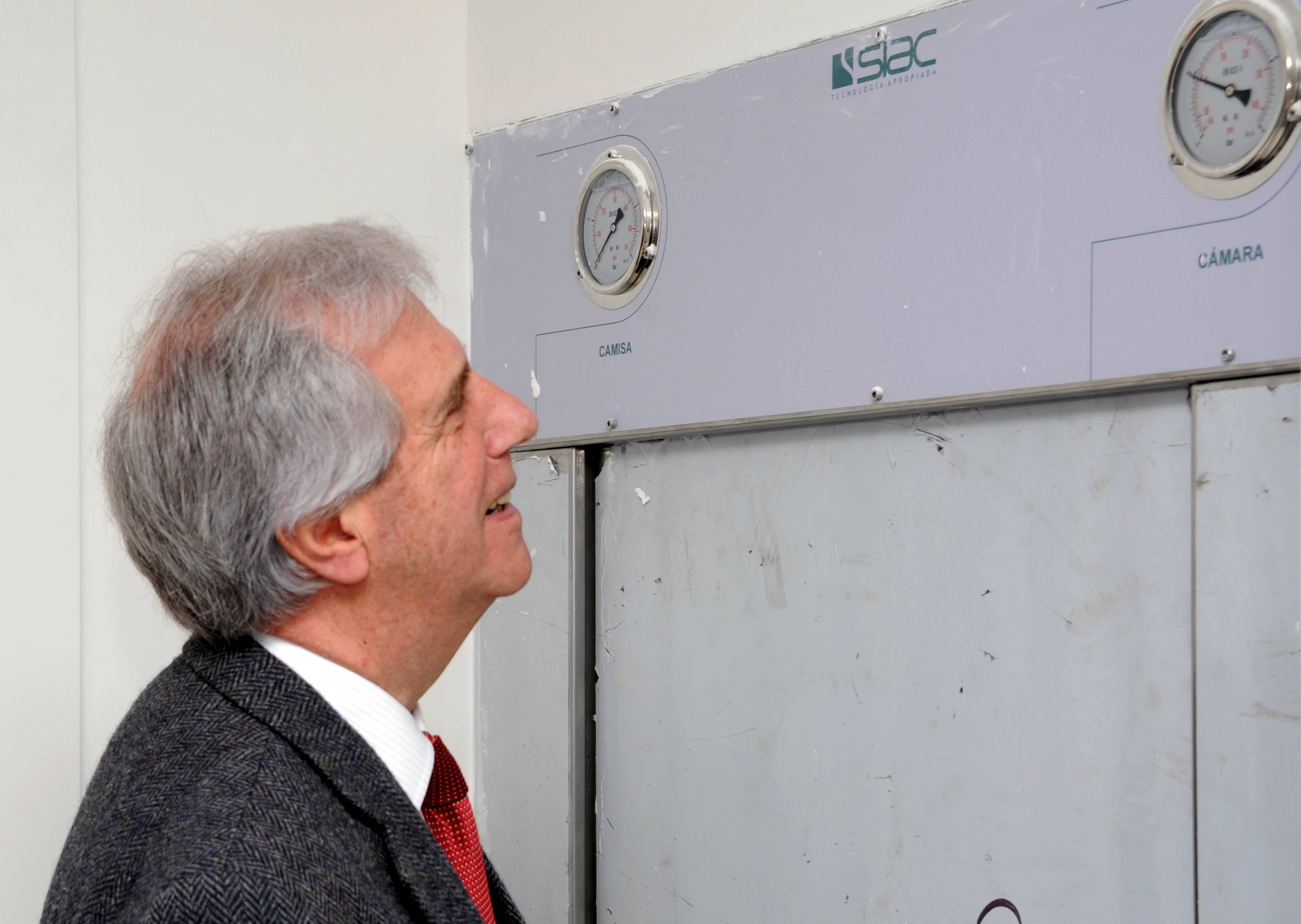 Vázquez visitando las nuevas instalaciones del Hospital Libertad
