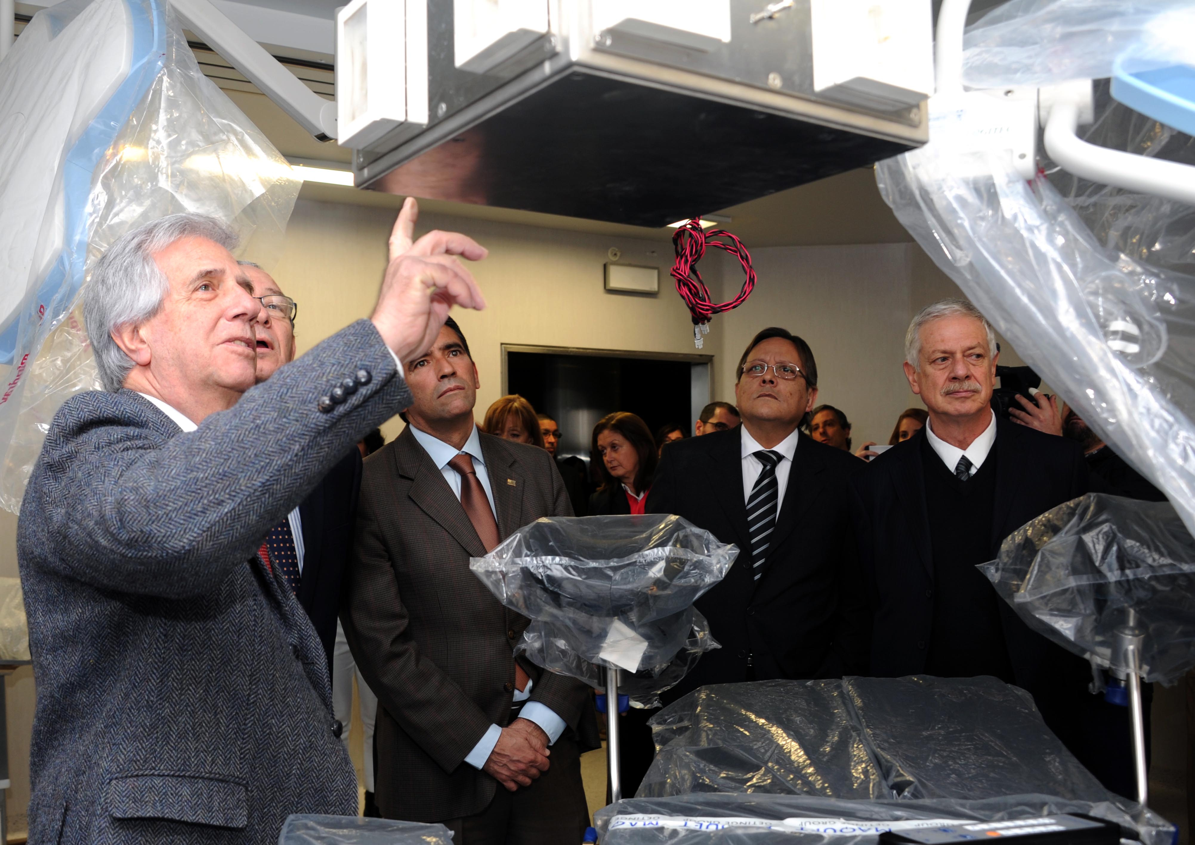 Vázquez visitando las nuevas instalaciones del Hospital Libertad