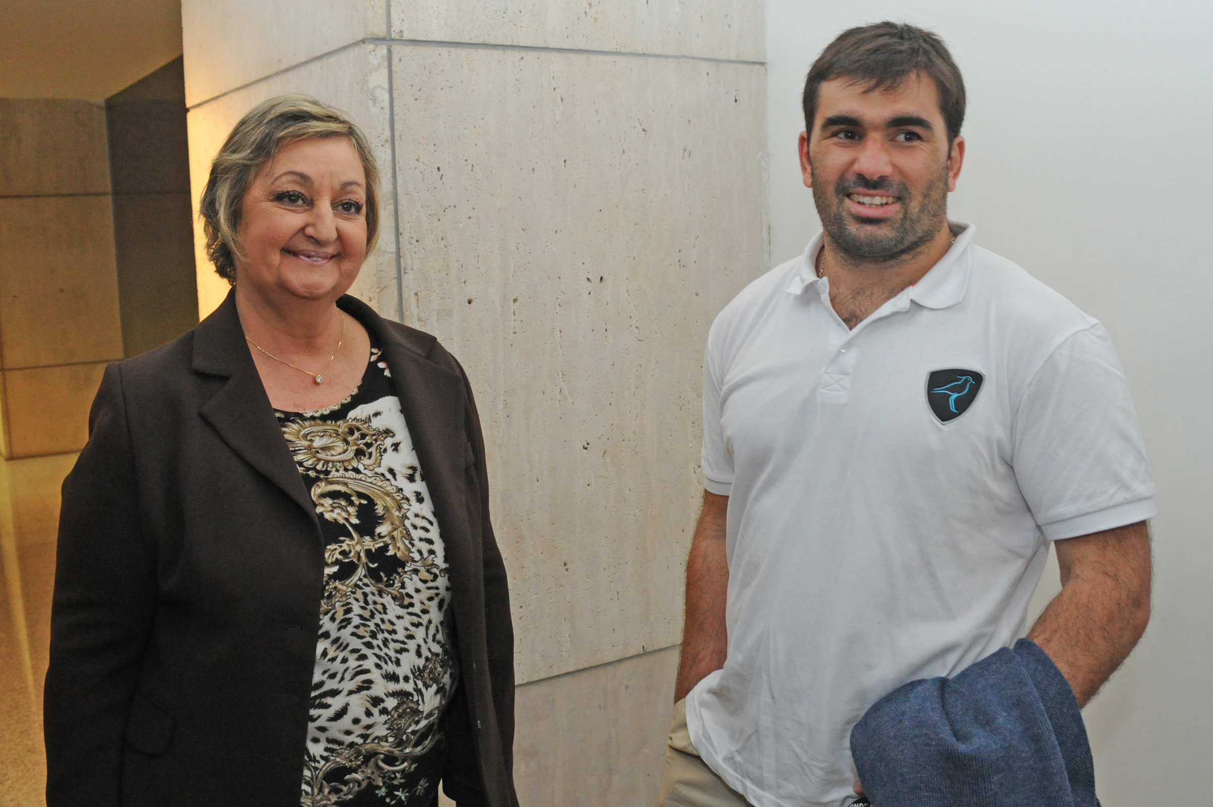 Liliam Kechichian junto al capitán de la Selección Uruguaya de Rugby