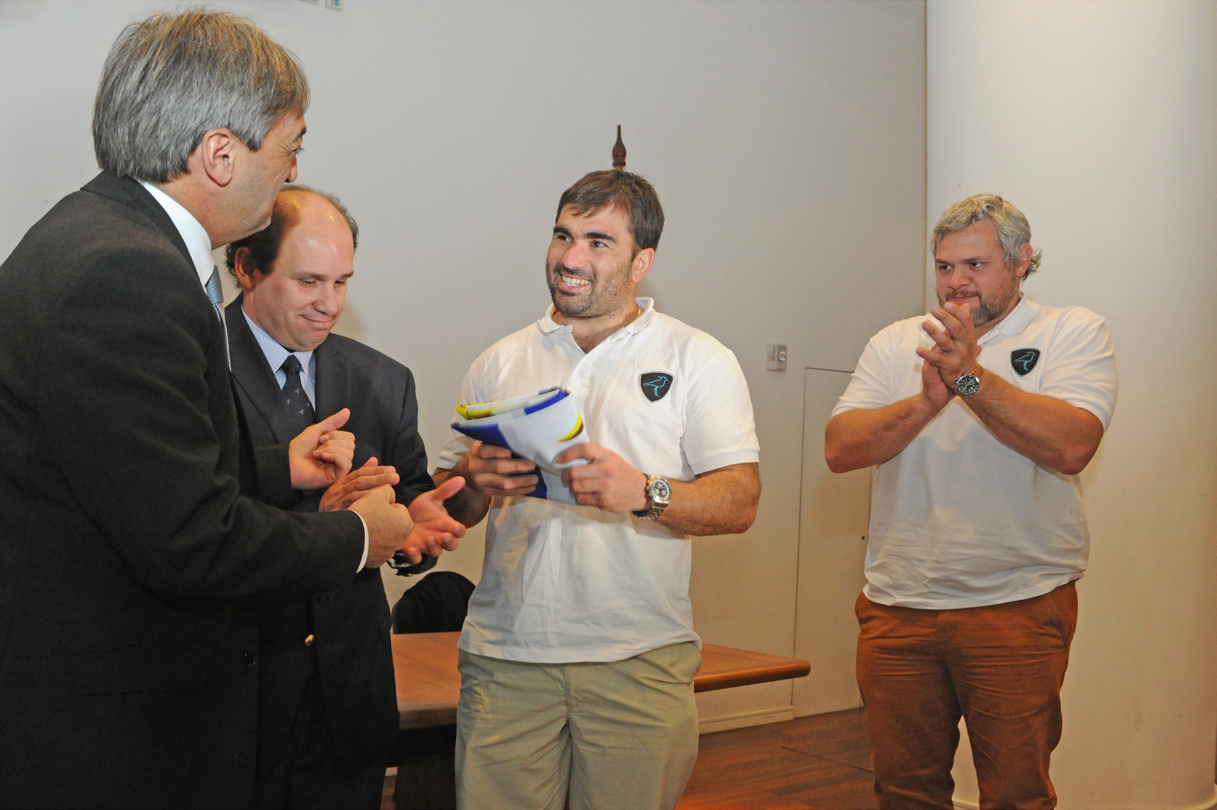 Secretario Nacional de Deportes, Fernando Cáceres, haciendo entrega del Pabellón Nacional